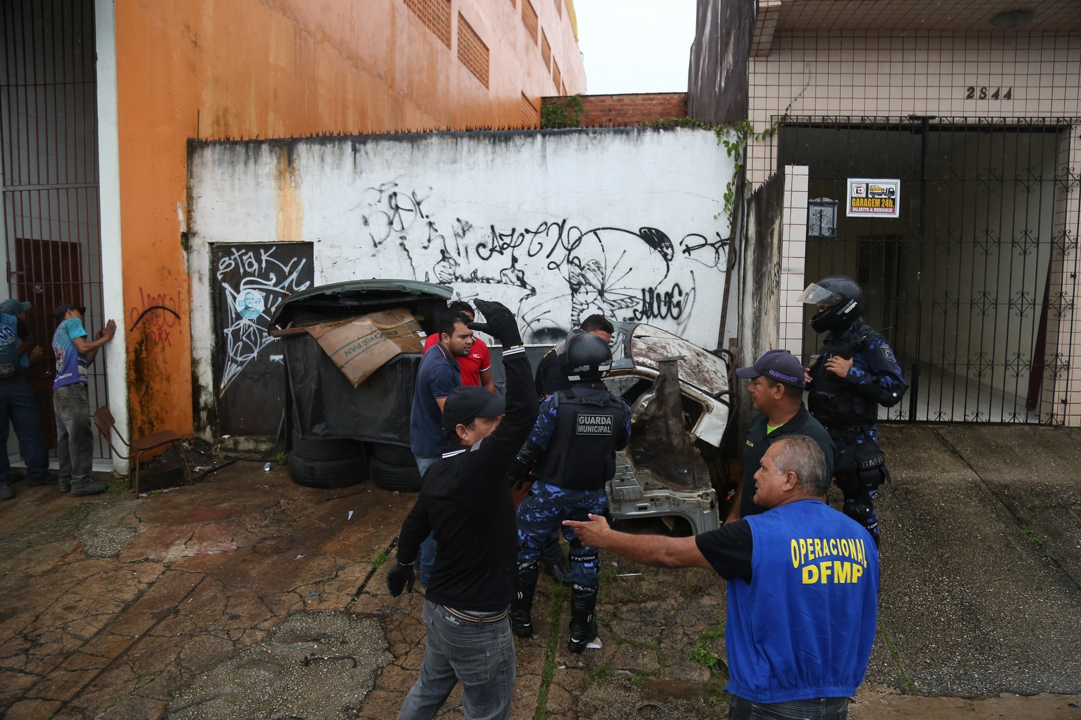 Força tarefa municipal apreende carcaças e veículos irregulares no bairro da Pedreira
