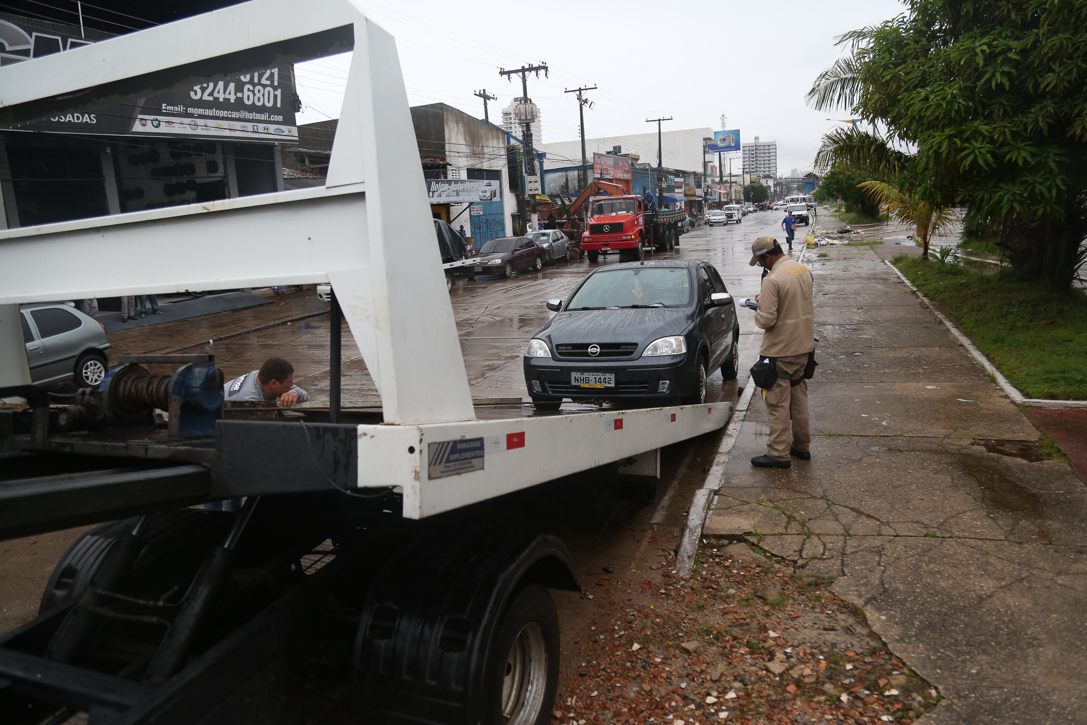 Força tarefa municipal apreende carcaças e veículos irregulares no bairro da Pedreira
