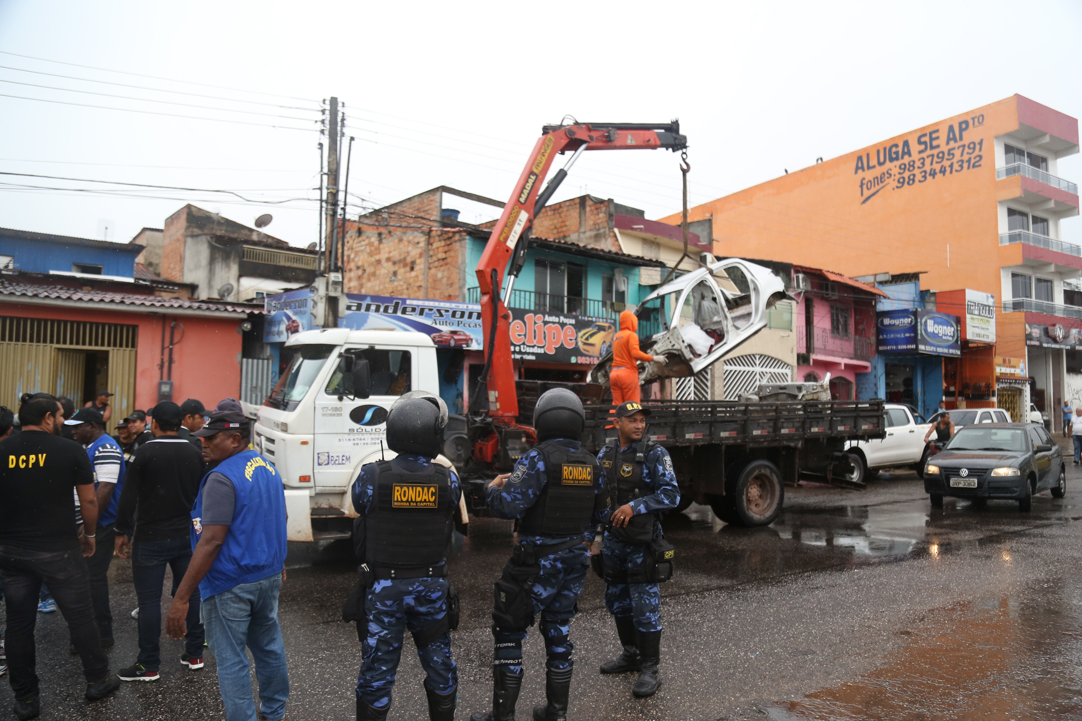 Força tarefa municipal apreende carcaças e veículos irregulares no bairro da Pedreira