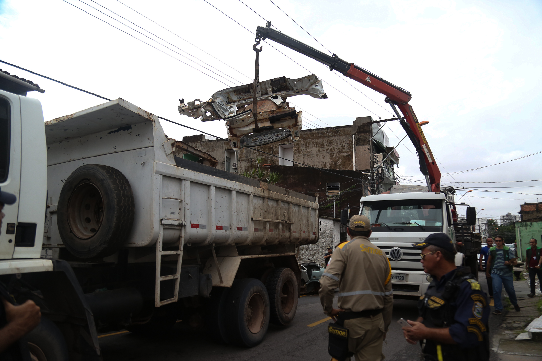 Força tarefa municipal apreende carcaças e veículos irregulares no bairro da Pedreira