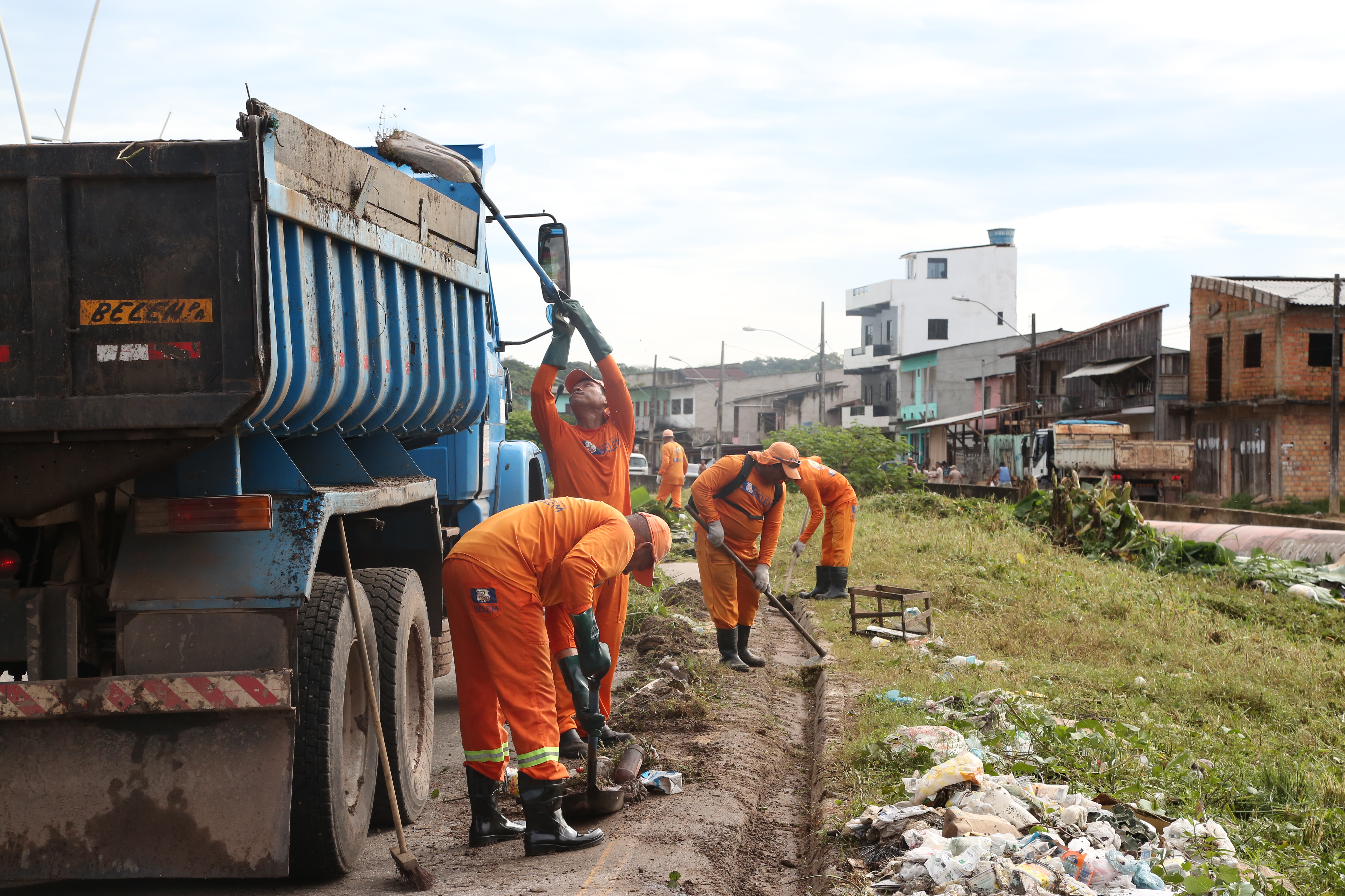 Mutirão de limpeza recolhe 195 toneladas de entulho no bairro Curió-Utinga