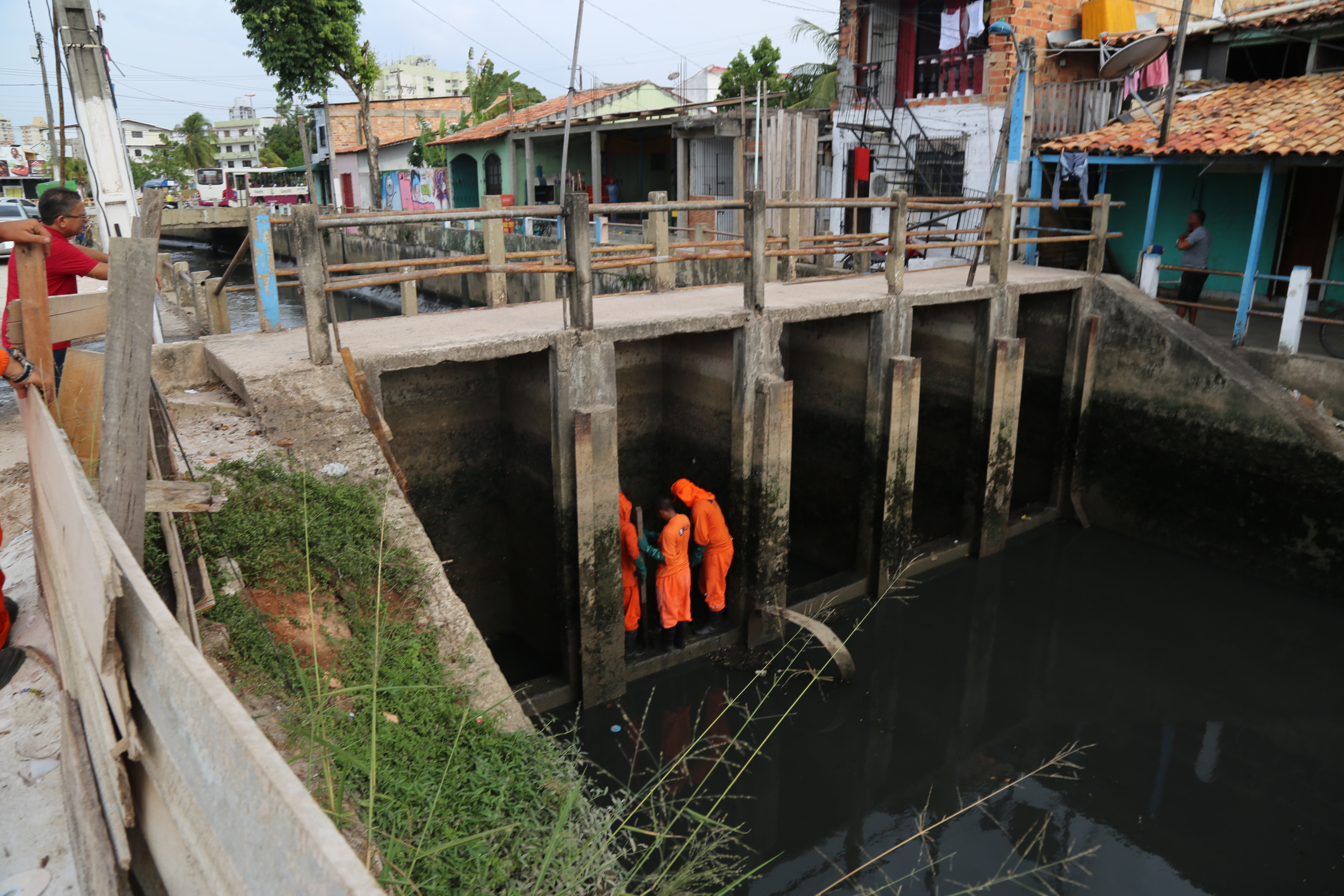 Manutenção de comportas minimiza alagamentos em Belém