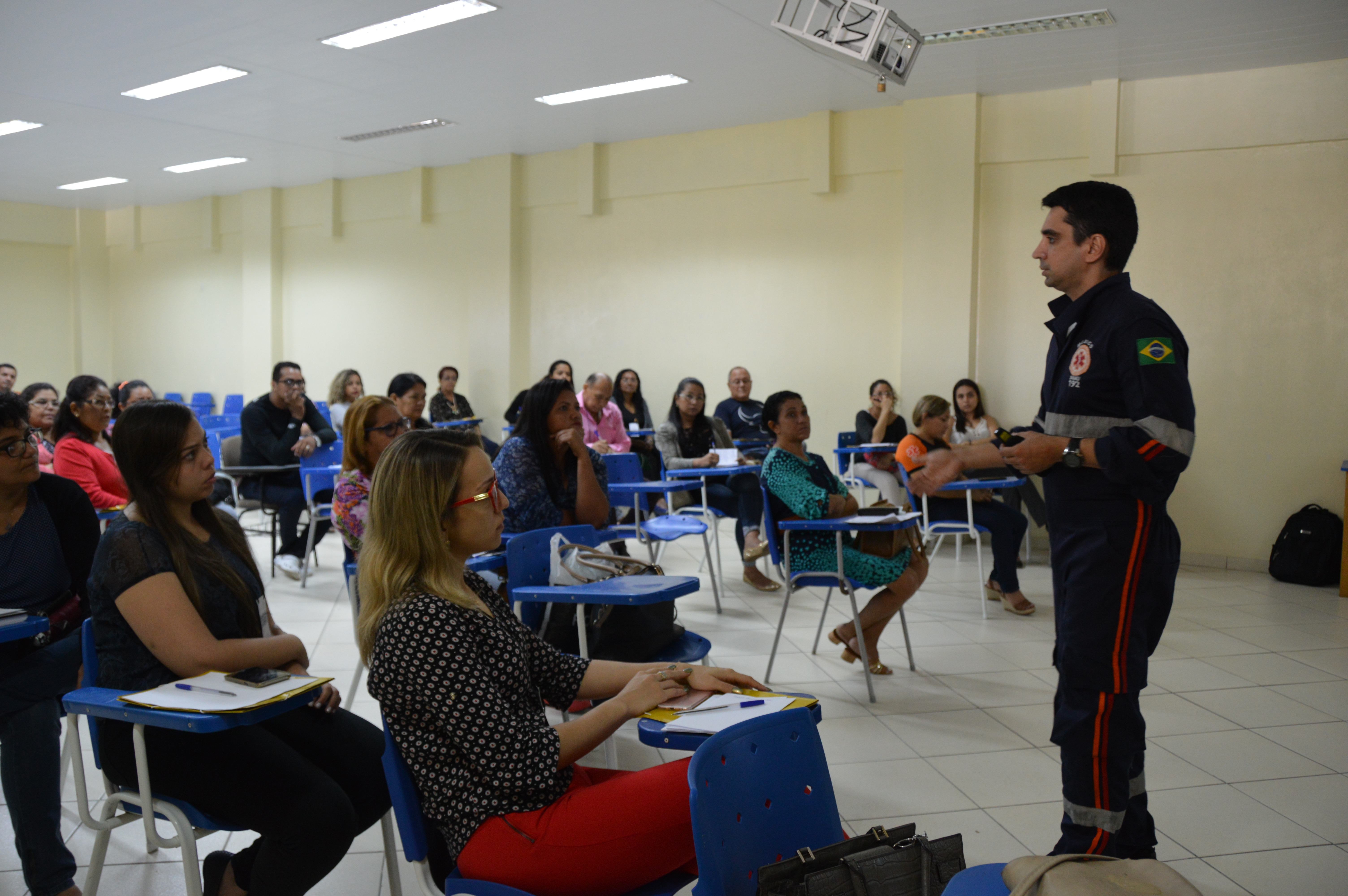 Profissionais de saúde fazem curso sobre atendimento na casa dos pacientes