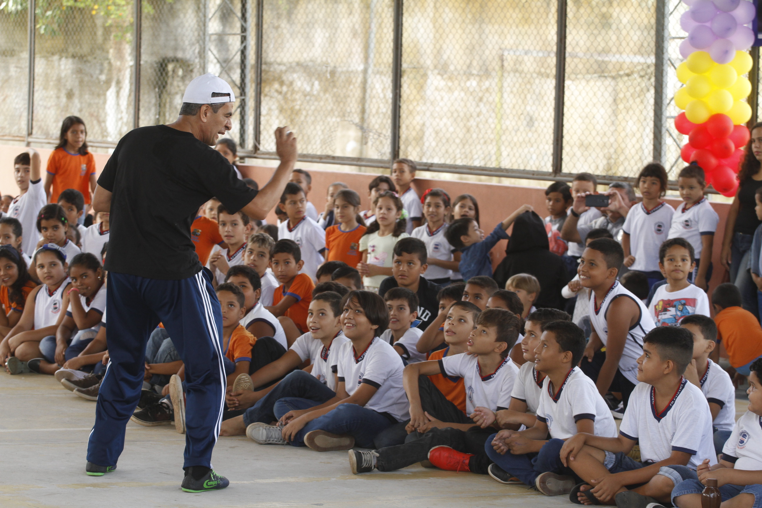 Projeto orienta pais e alunos e aproxima famílias da escola