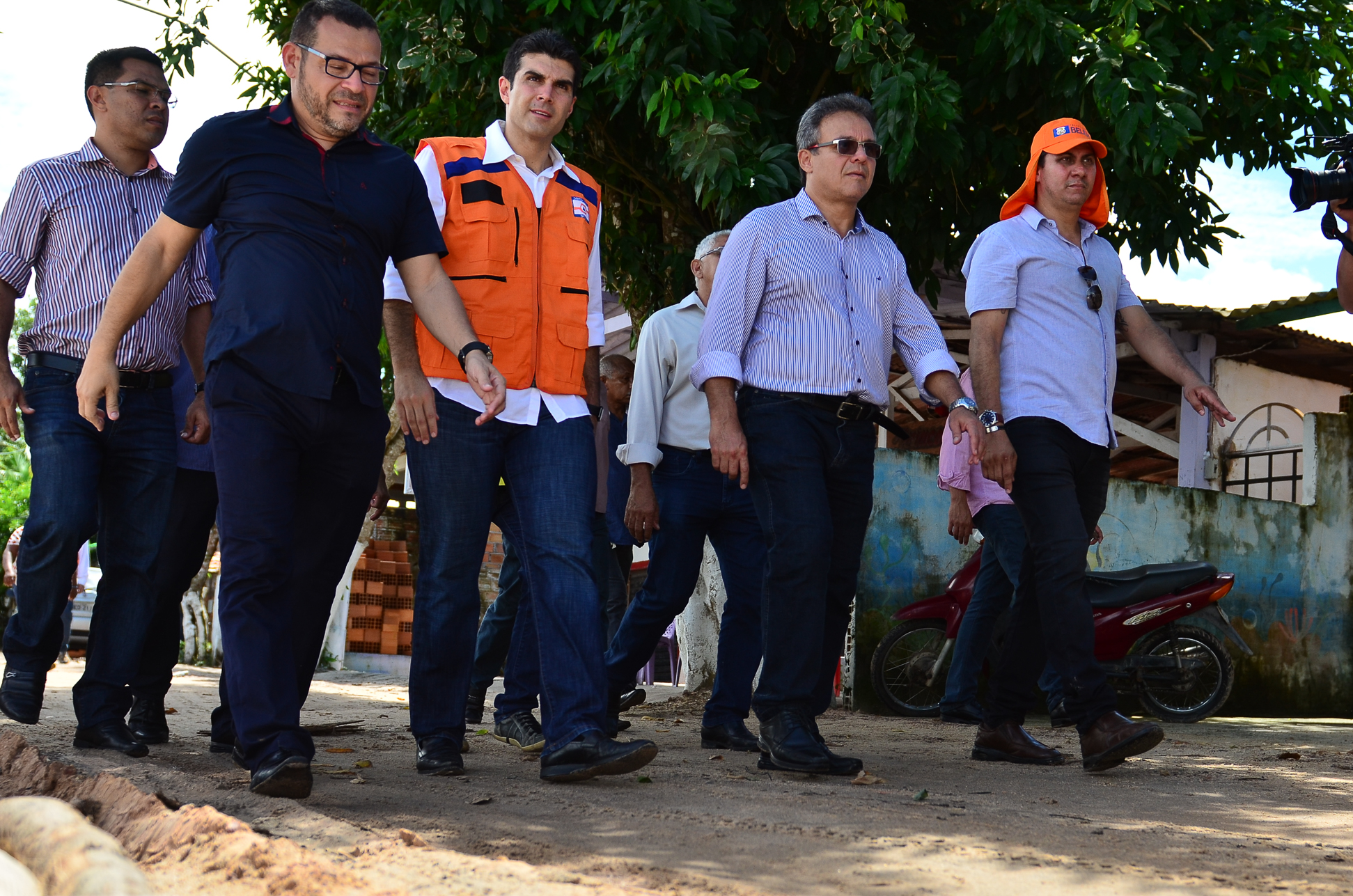 Prefeito faz visita técnica e anuncia parceria em projeto para conter erosão em Mosqueiro