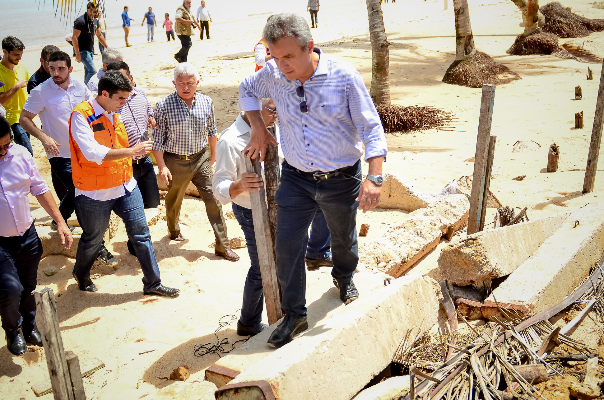 Prefeito faz visita técnica e anuncia parceria em projeto para conter erosão em Mosqueiro