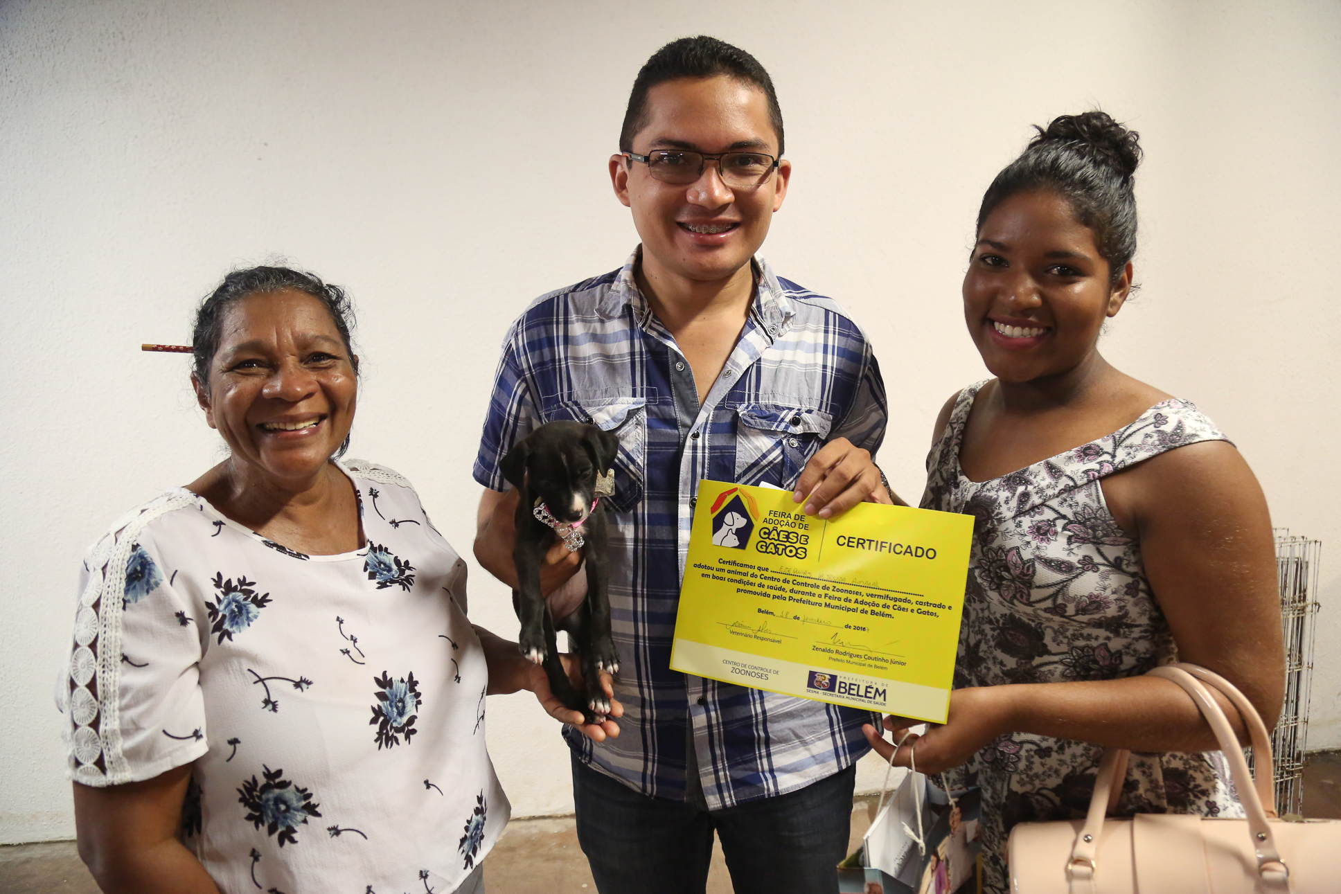 Cães e gatos ganham novos lares após Feira de Adoção