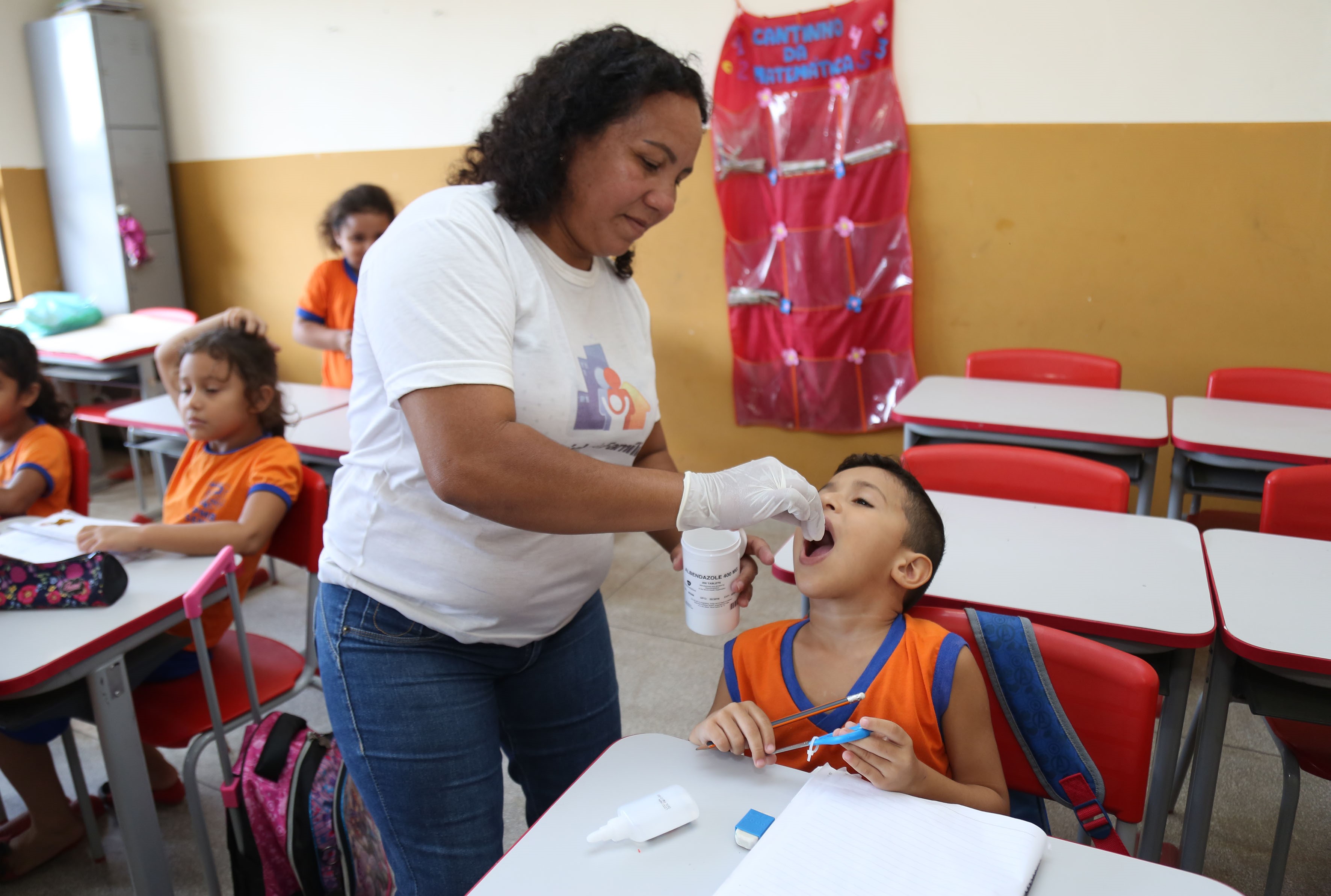 Alunos do Tenoné recebem da Prefeitura medicação contra verminoses