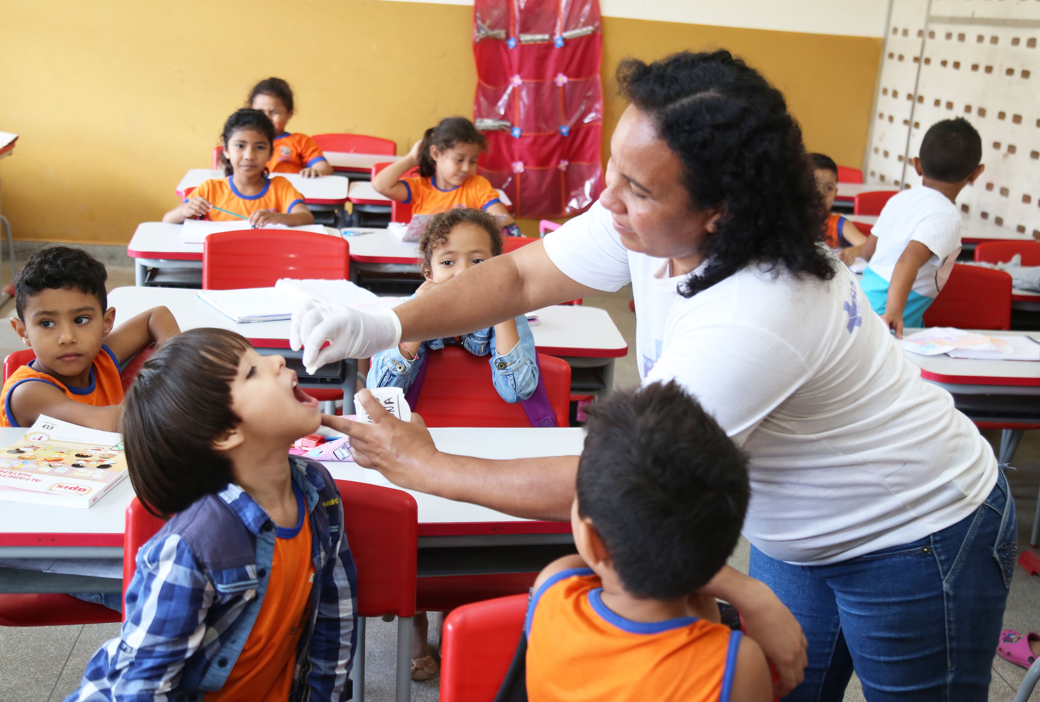 Alunos do Tenoné recebem da Prefeitura medicação contra verminoses