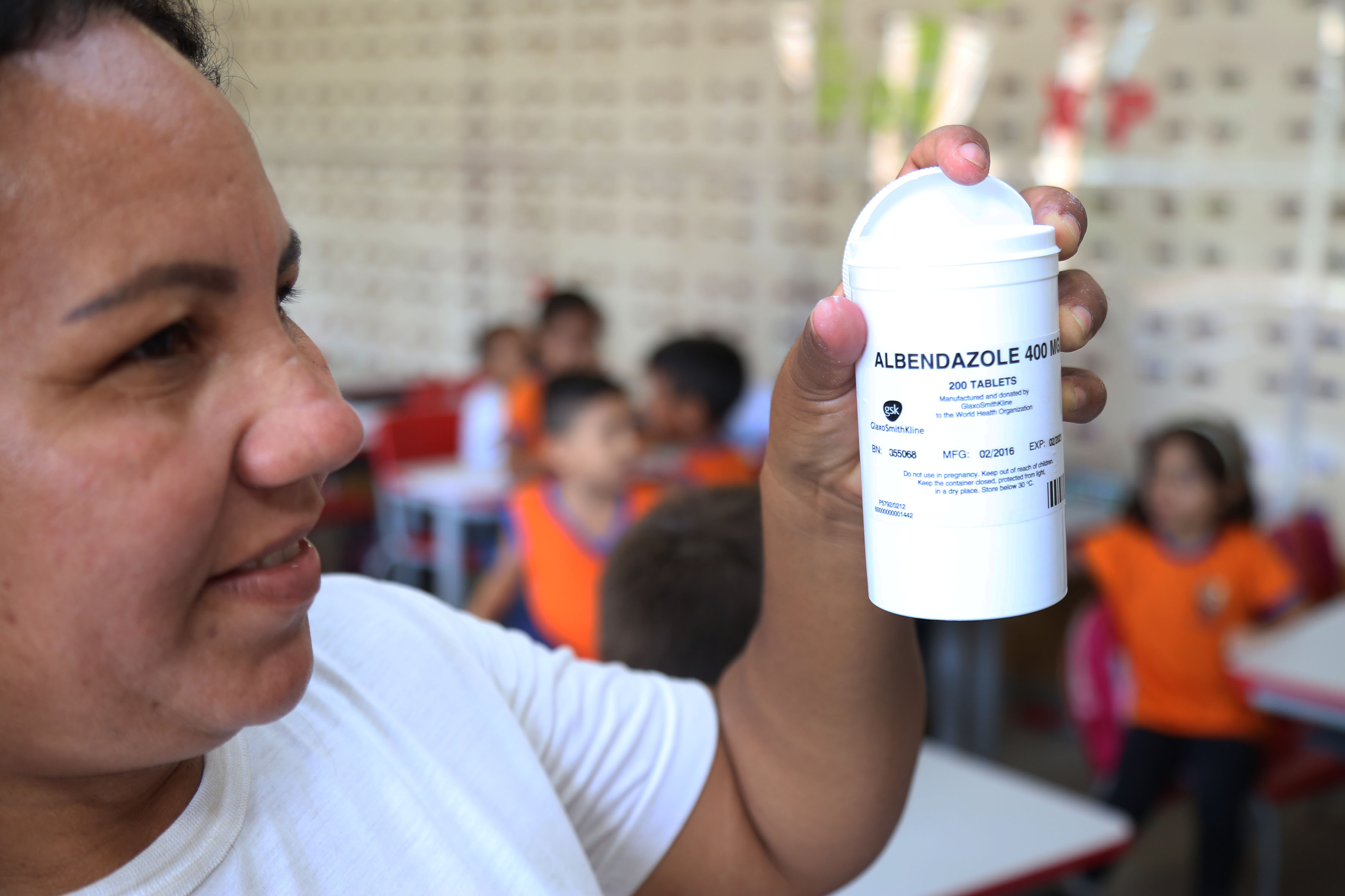 Alunos do Tenoné recebem da Prefeitura medicação contra verminoses
