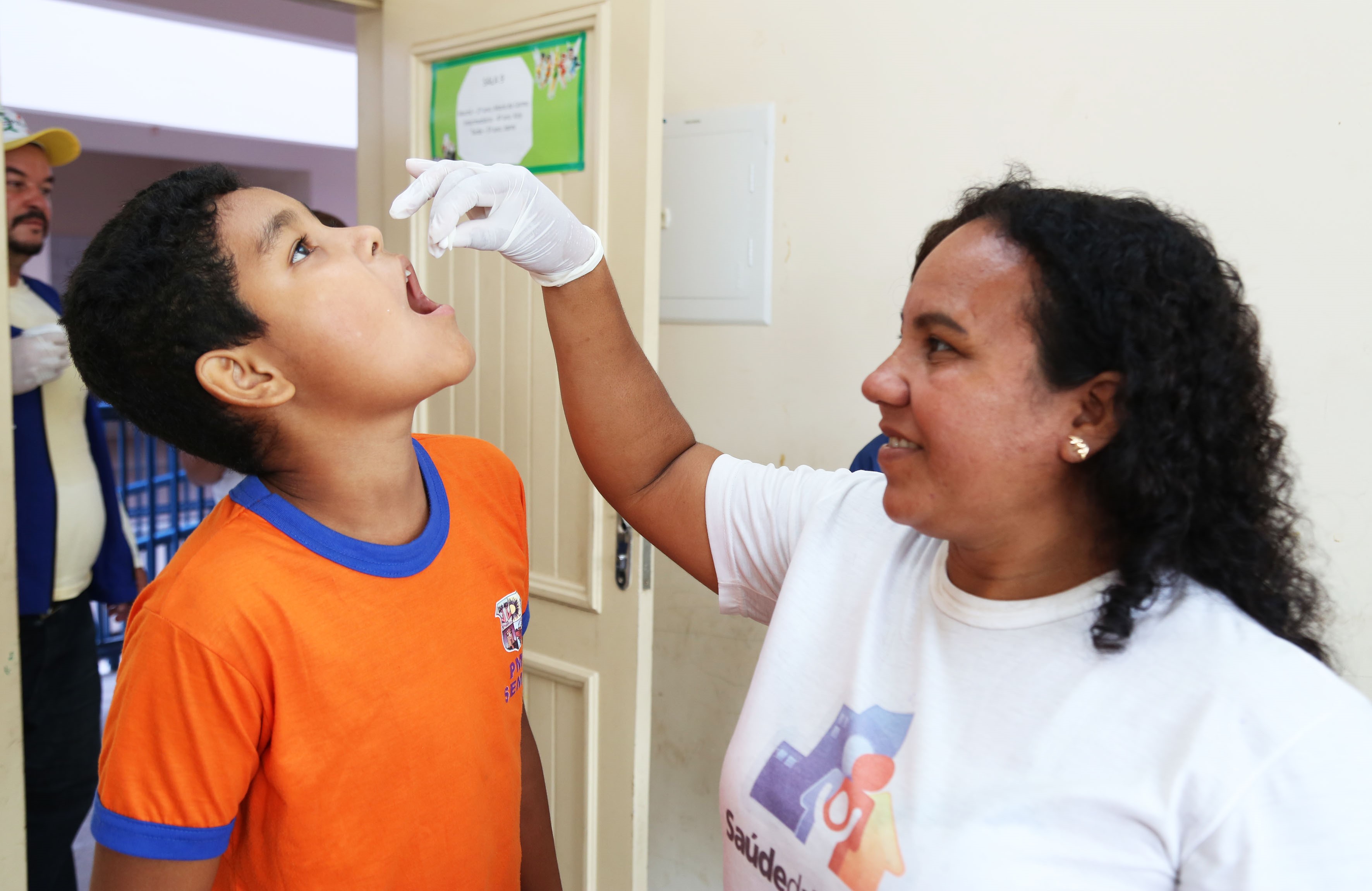 Alunos do Tenoné recebem da Prefeitura medicação contra verminoses