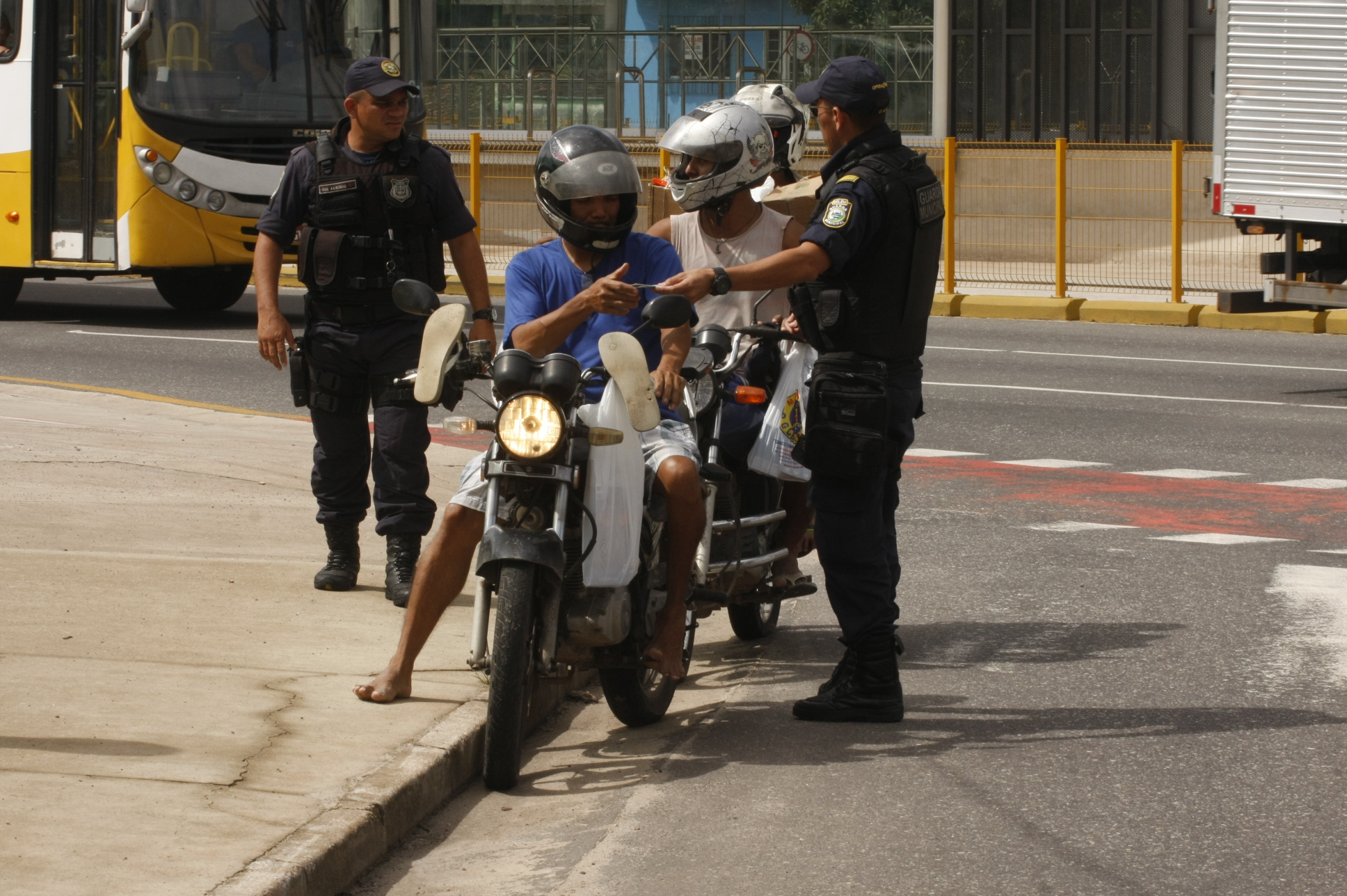 Fiscalização desativa ponto irregular de mototaxistas na Augusto Montenegro
