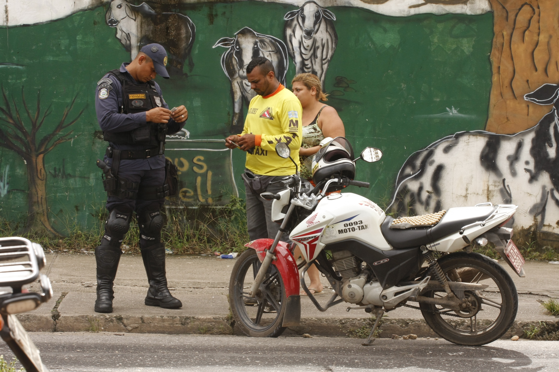Fiscalização desativa ponto irregular de mototaxistas na Augusto Montenegro