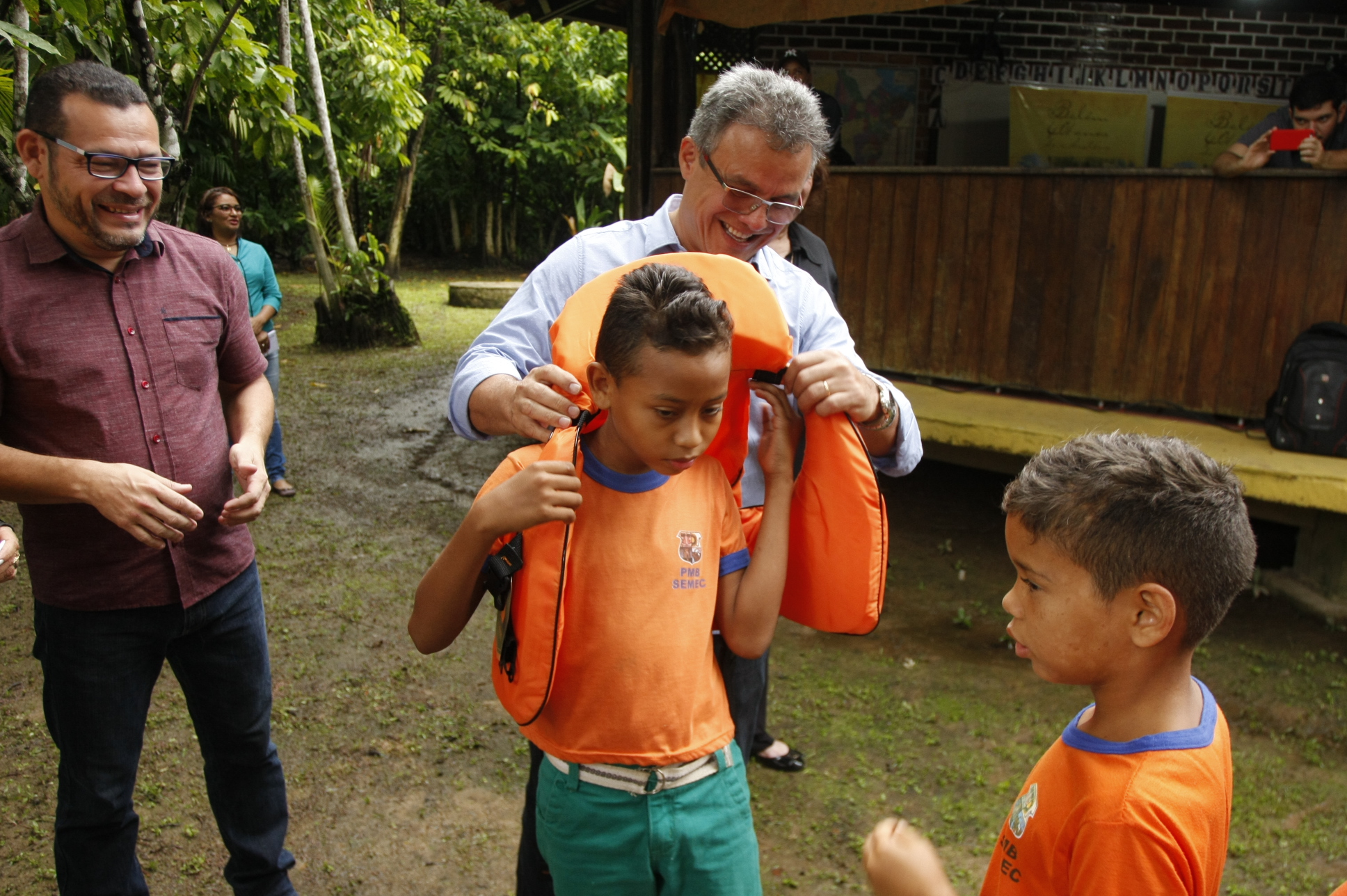 Prefeitura entrega coletes salva-vidas para estudantes ribeirinhos