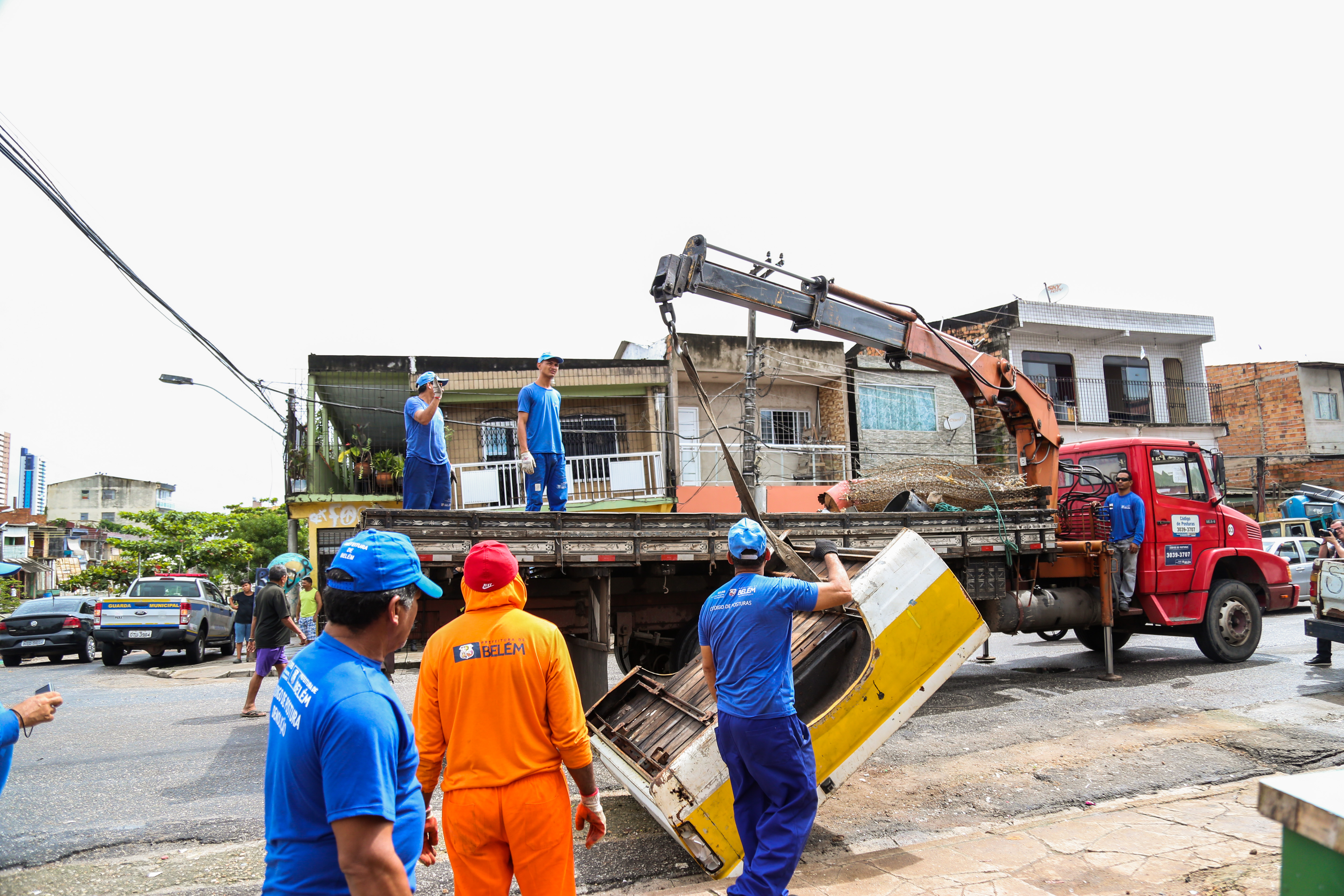 Operação recolhe sucatas abandonadas na via pública