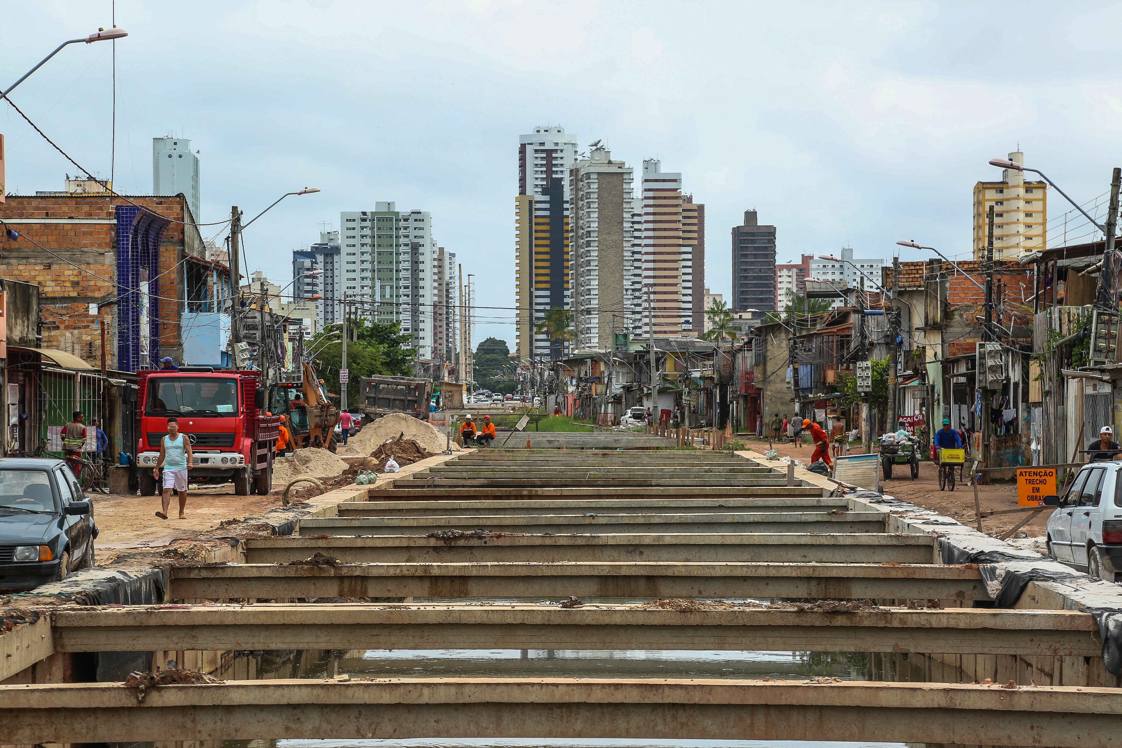 Ação alerta pais sobre os riscos de crianças perto de obras