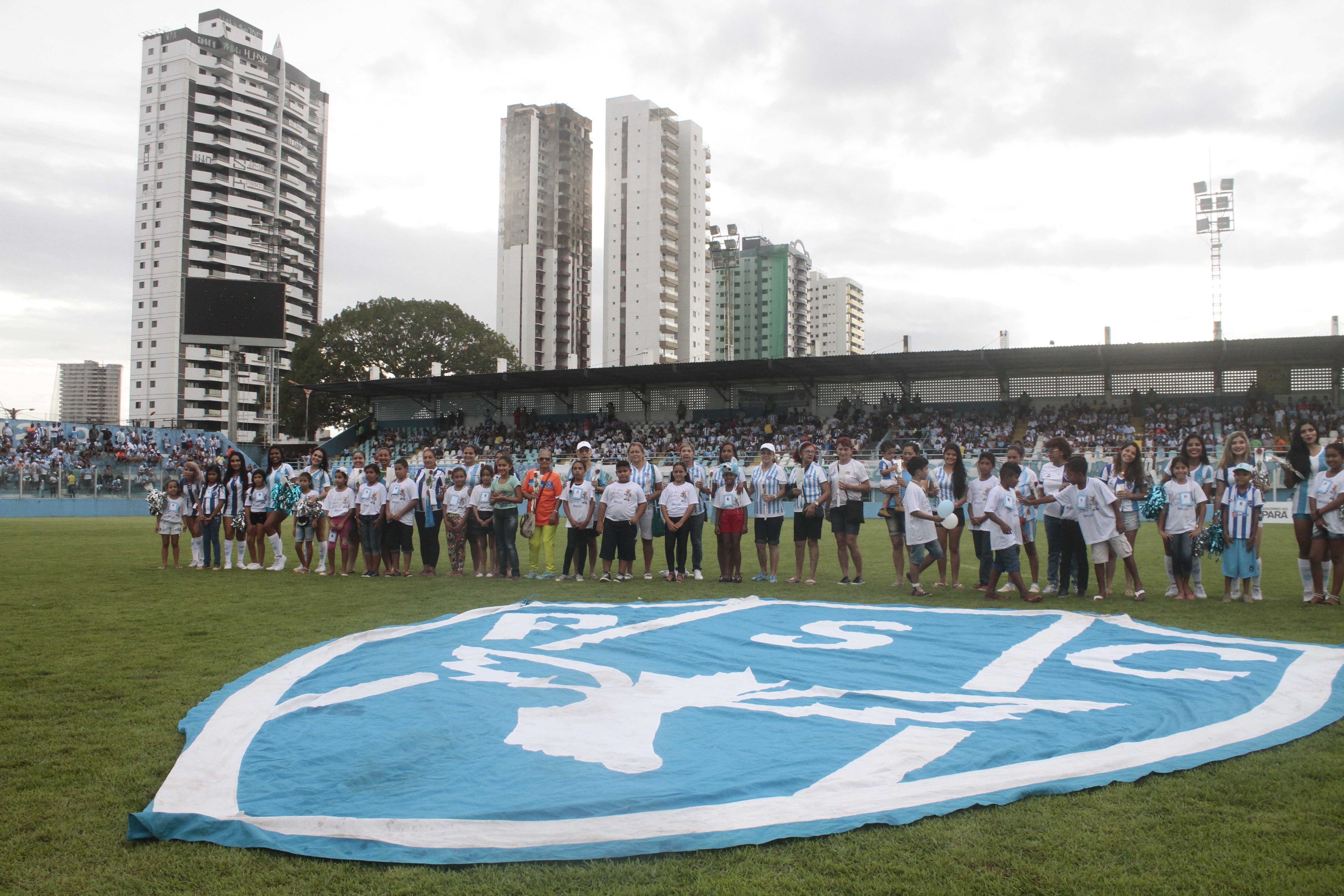 Alunos de escola municipal realizam sonho de assistir campeonato de futebol