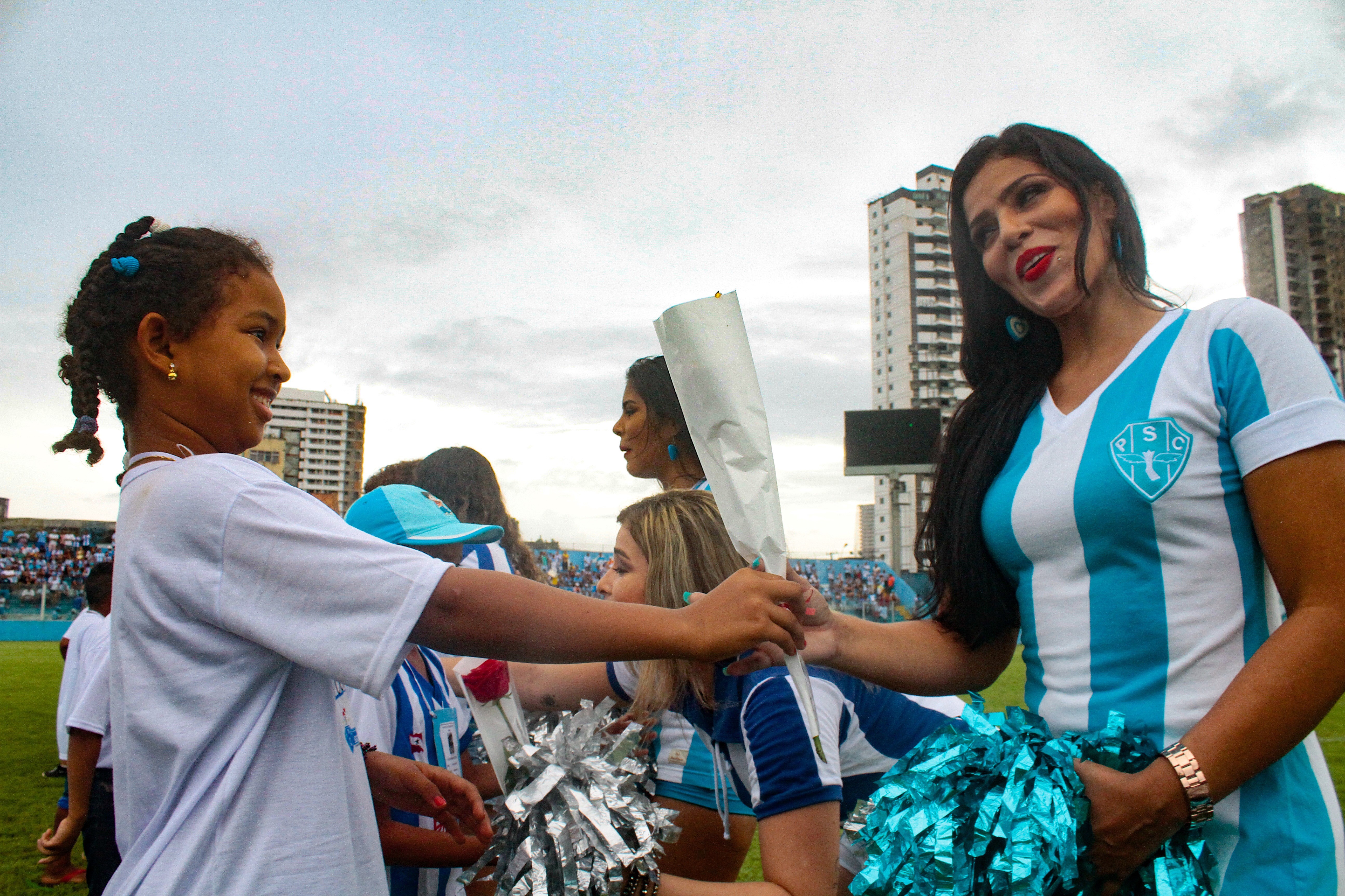 Alunos de escola municipal realizam sonho de assistir campeonato de futebol