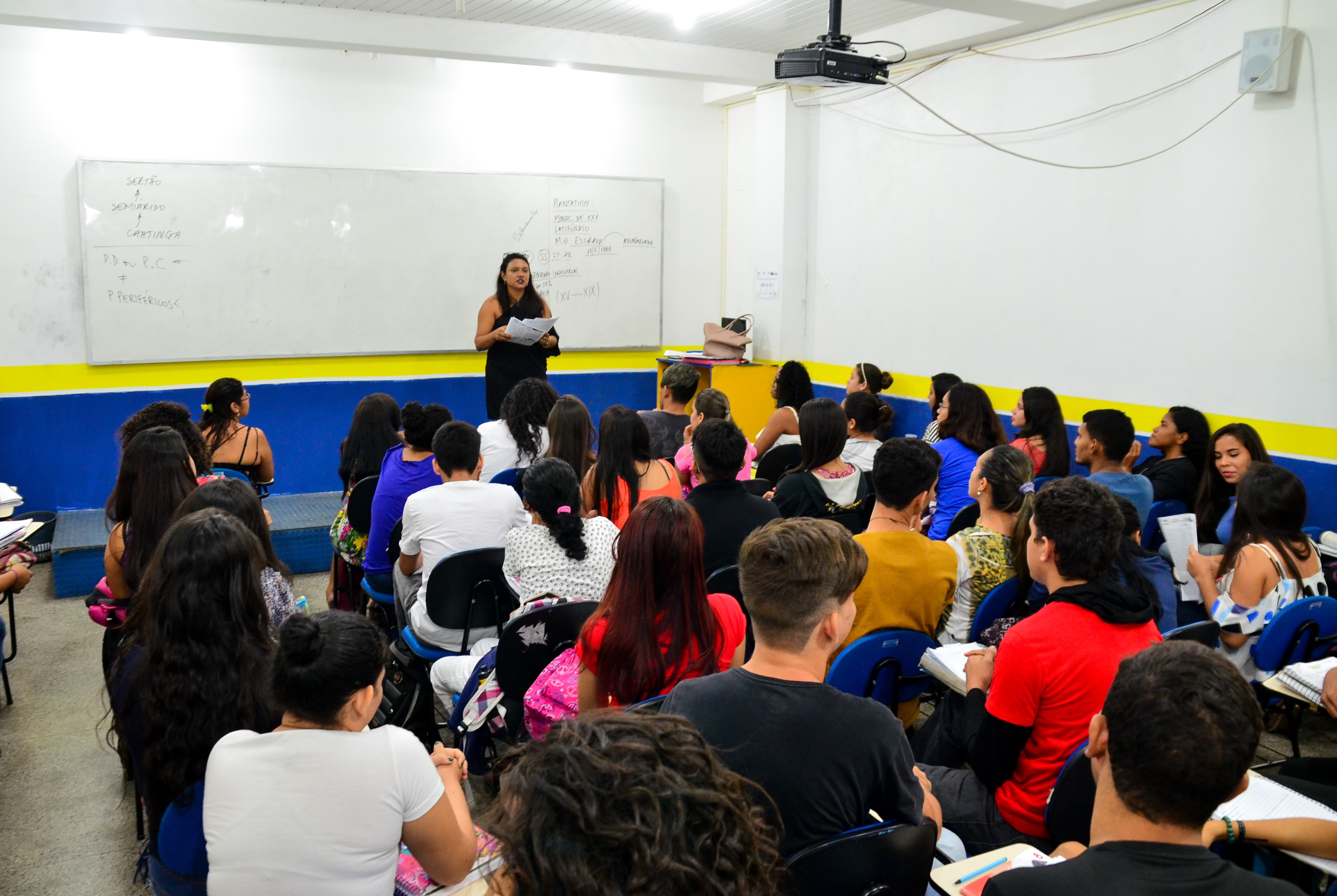 Prefeitura seleciona profissionais para o curso pré-vestibular
