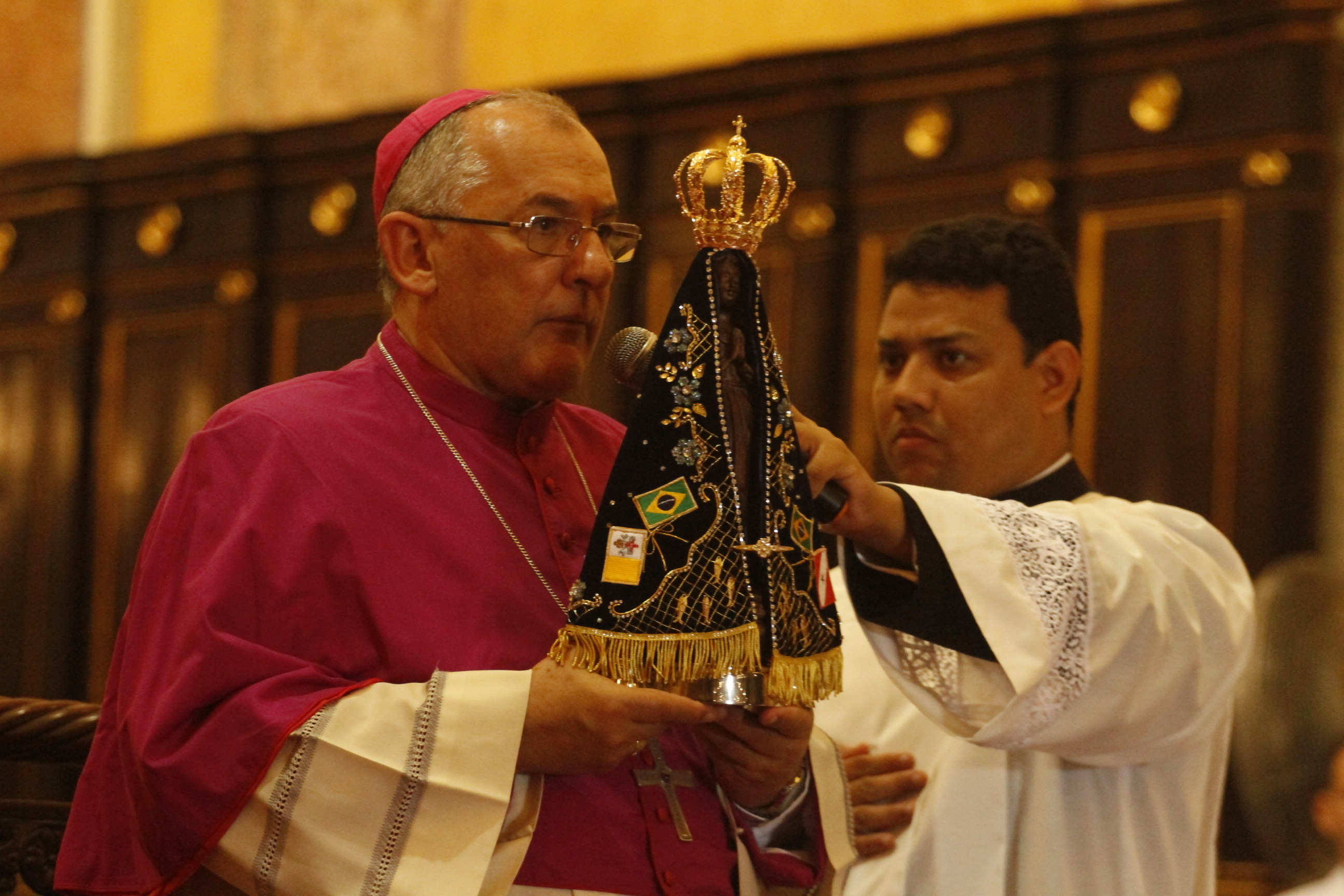 Fiéis celebram visita de imagem peregrina da padroeira do Brasil