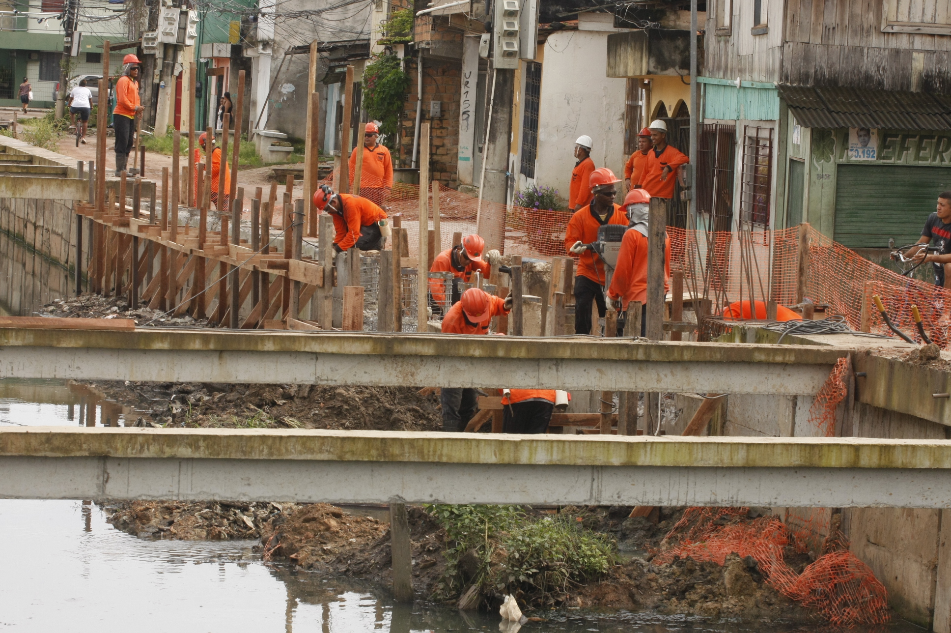 Prefeito fiscaliza obras de saneamento no Canal da 3 de Maio