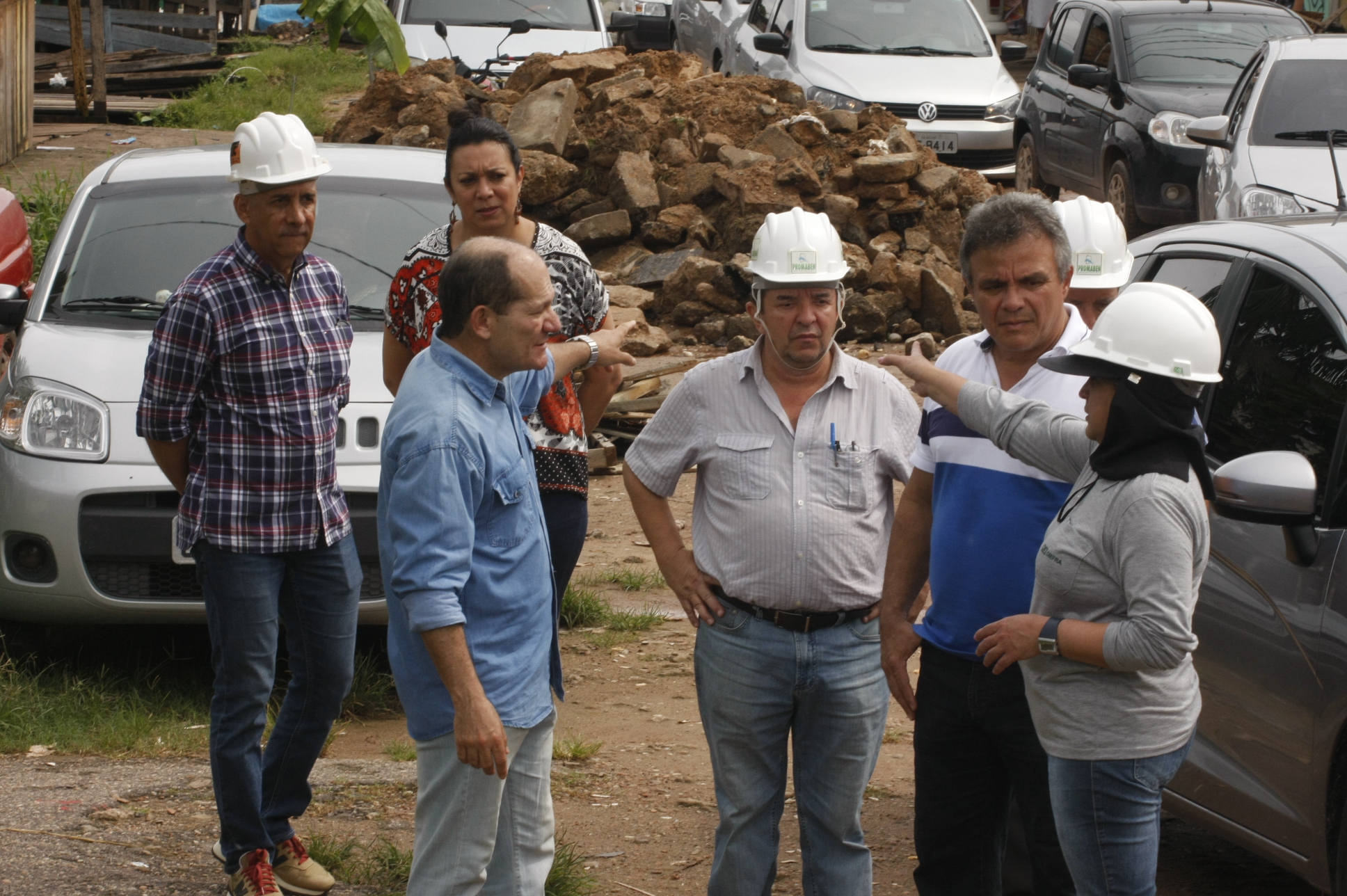 Prefeito fiscaliza obras de saneamento no Canal da 3 de Maio