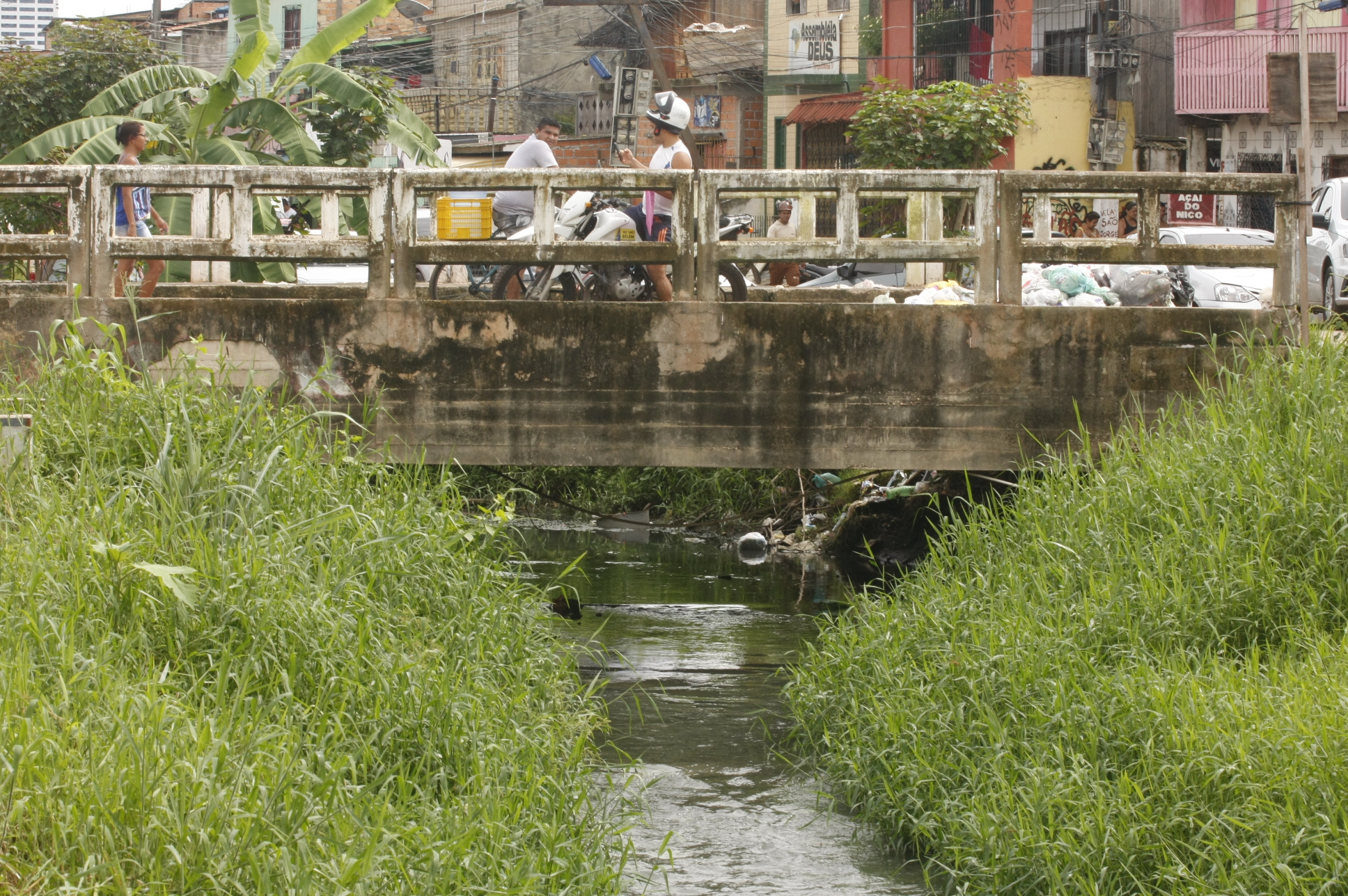 Prefeito fiscaliza obras de saneamento no Canal da 3 de Maio
