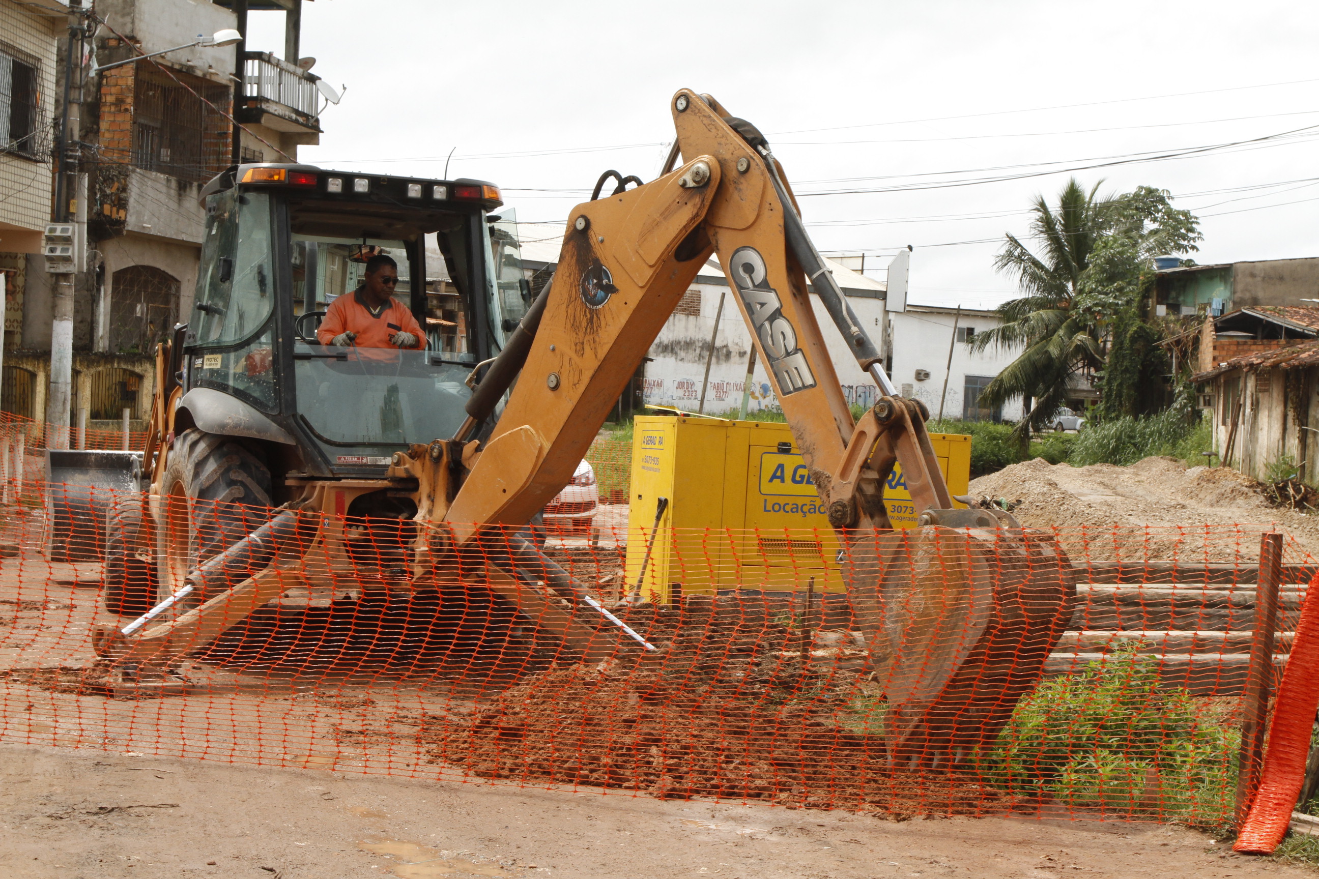 Prefeito fiscaliza obras de saneamento no Canal da 3 de Maio