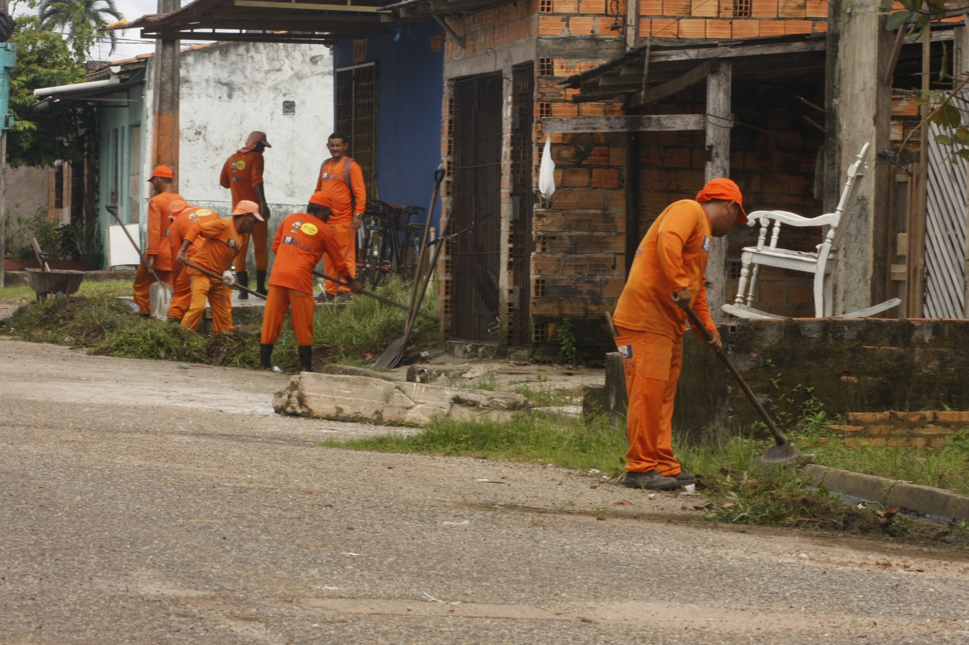 Prefeitura realiza mutirão de limpeza e recuperação asfáltica no Tenoné