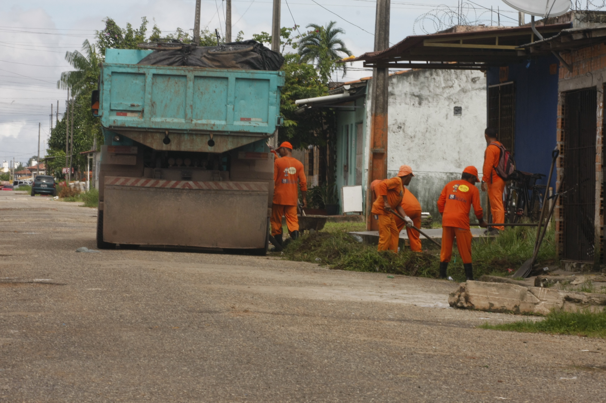 Prefeitura realiza mutirão de limpeza e recuperação asfáltica no Tenoné