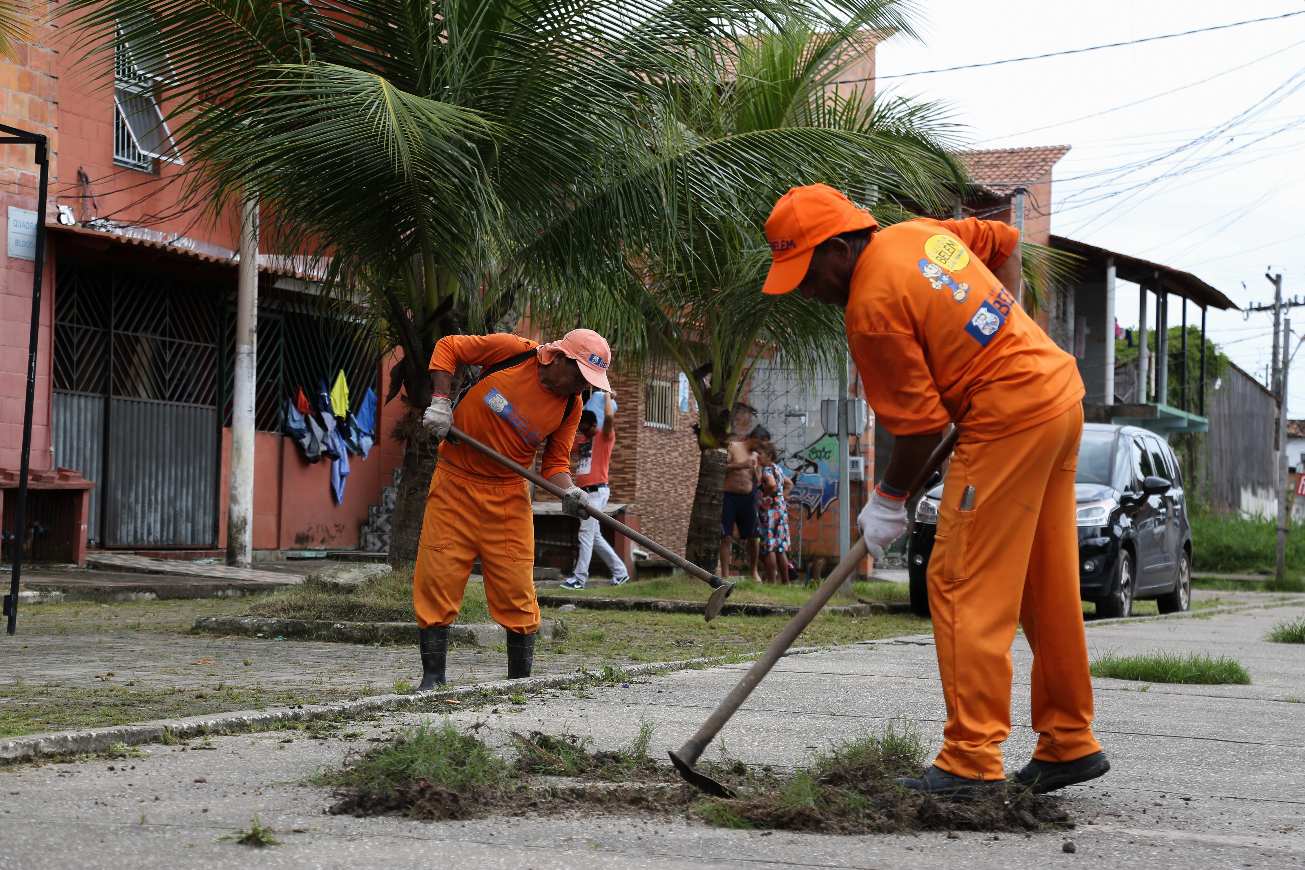 Mutirão de limpeza beneficia moradores da Vila da Barca