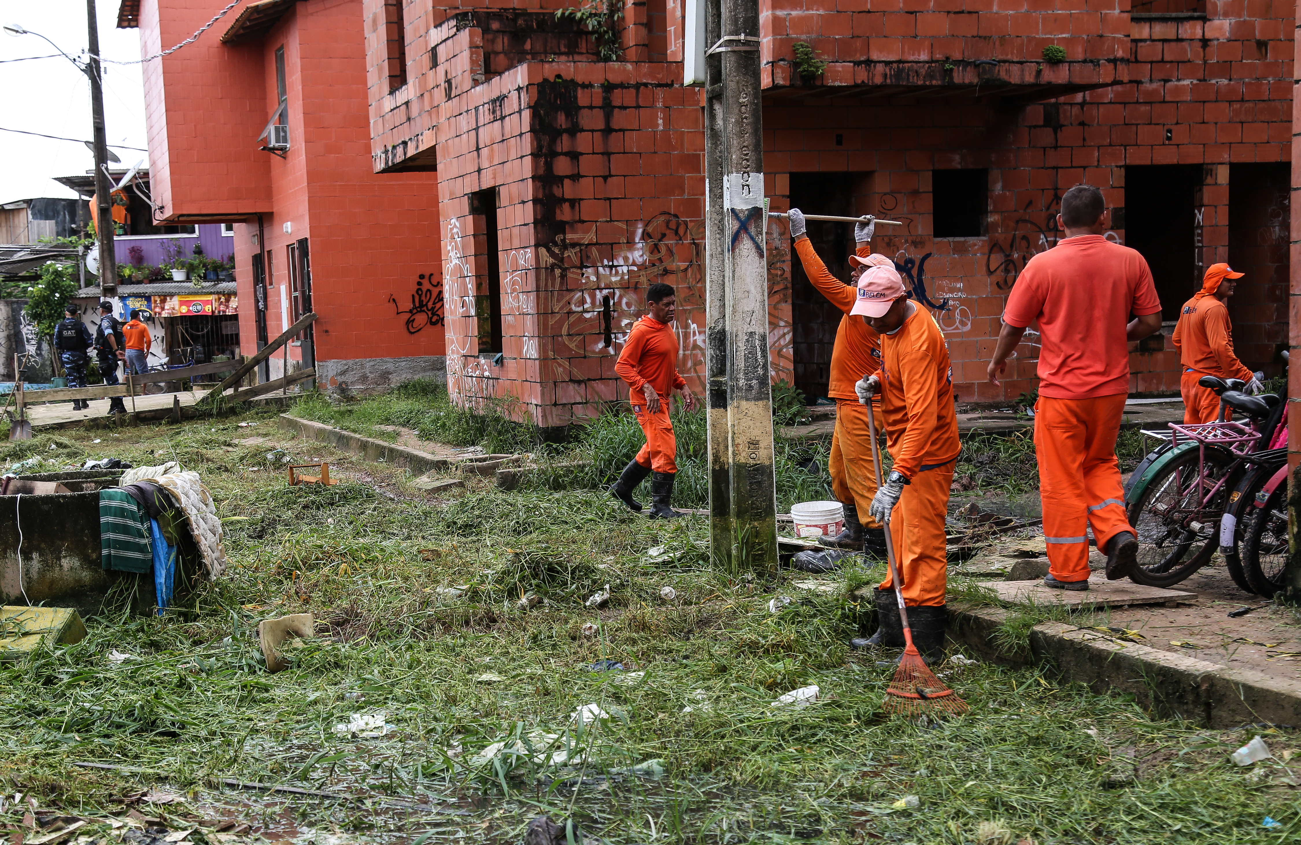 Mutirão de limpeza beneficia moradores da Vila da Barca