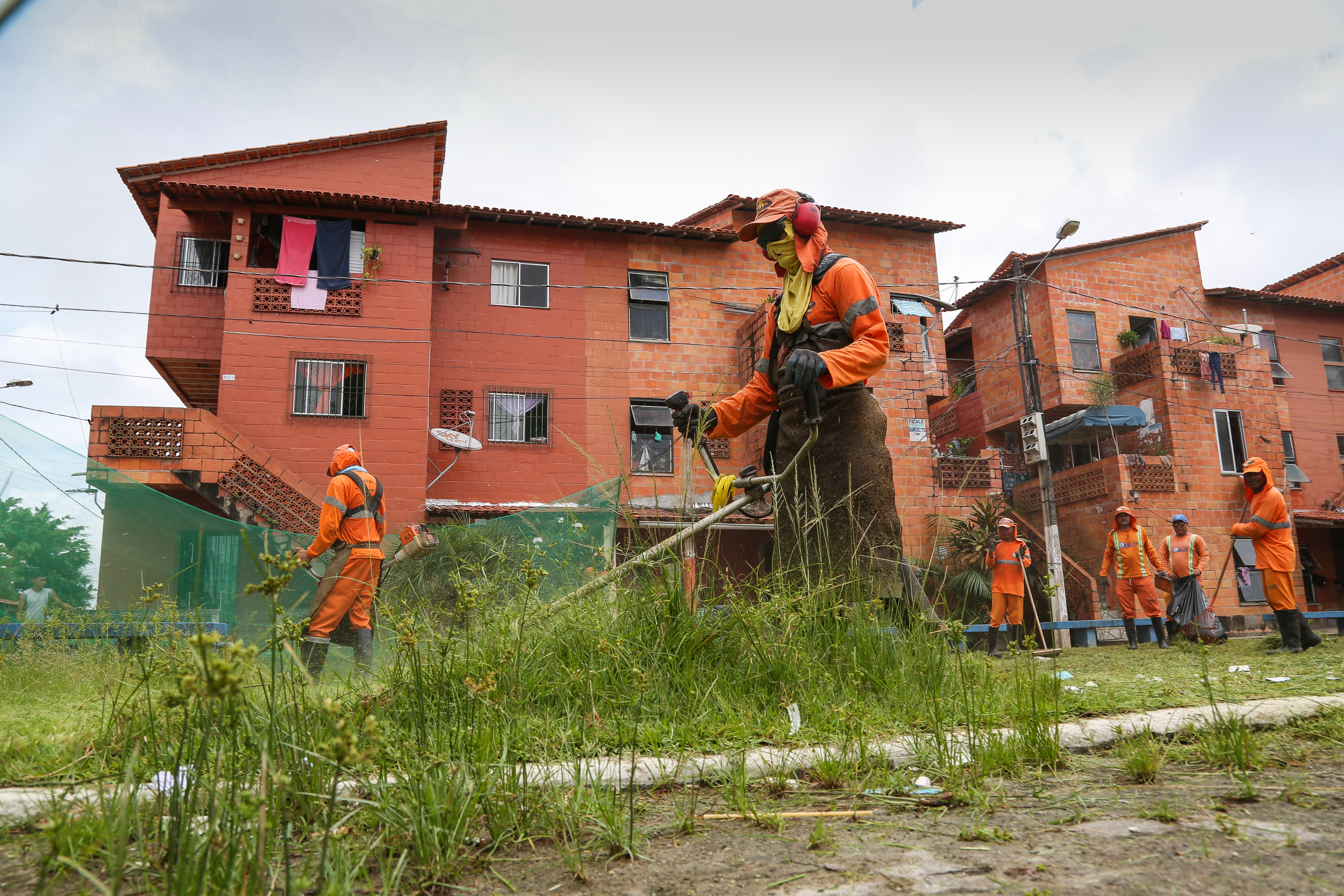 Mutirão de limpeza beneficia moradores da Vila da Barca