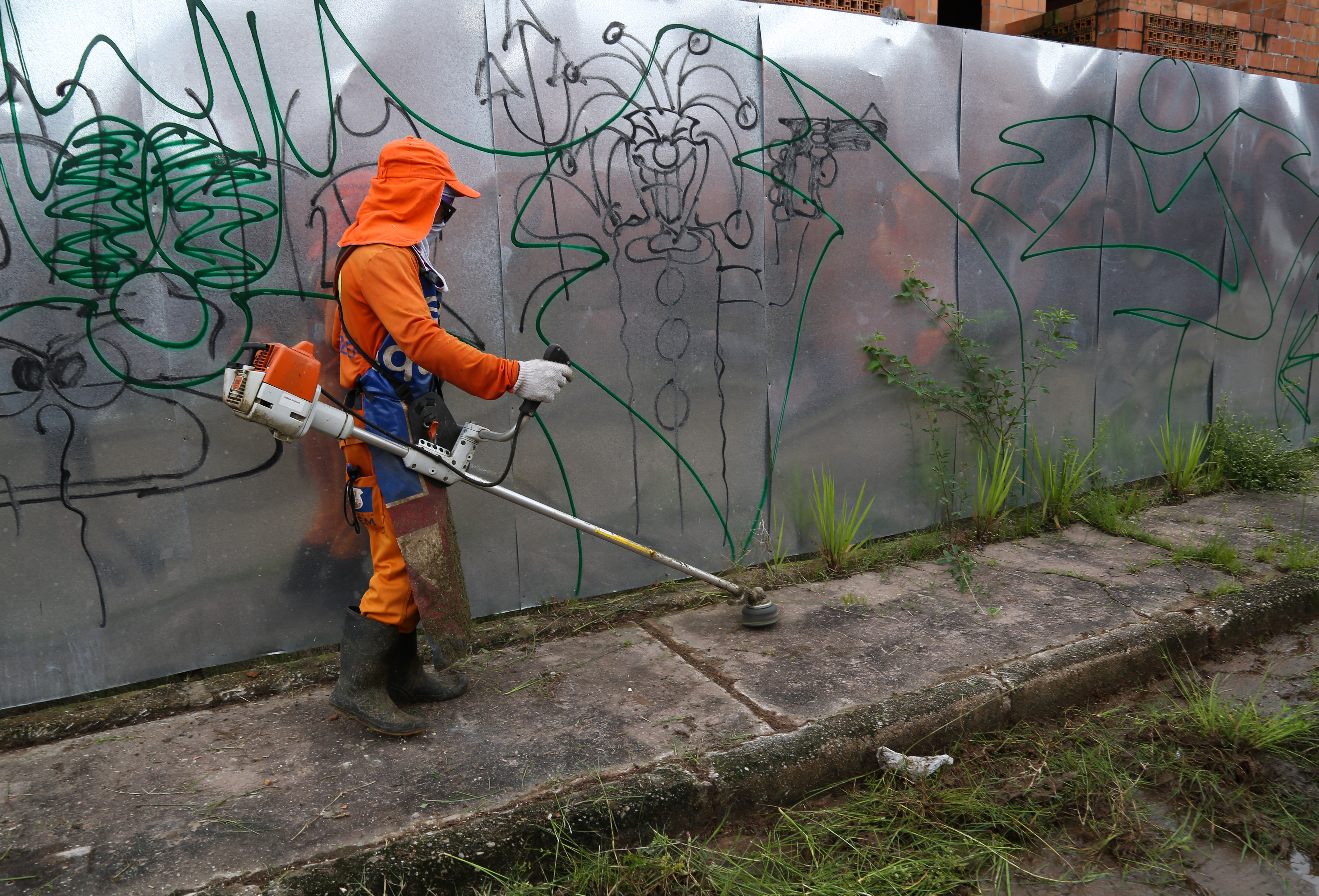 Mutirão de limpeza beneficia moradores da Vila da Barca