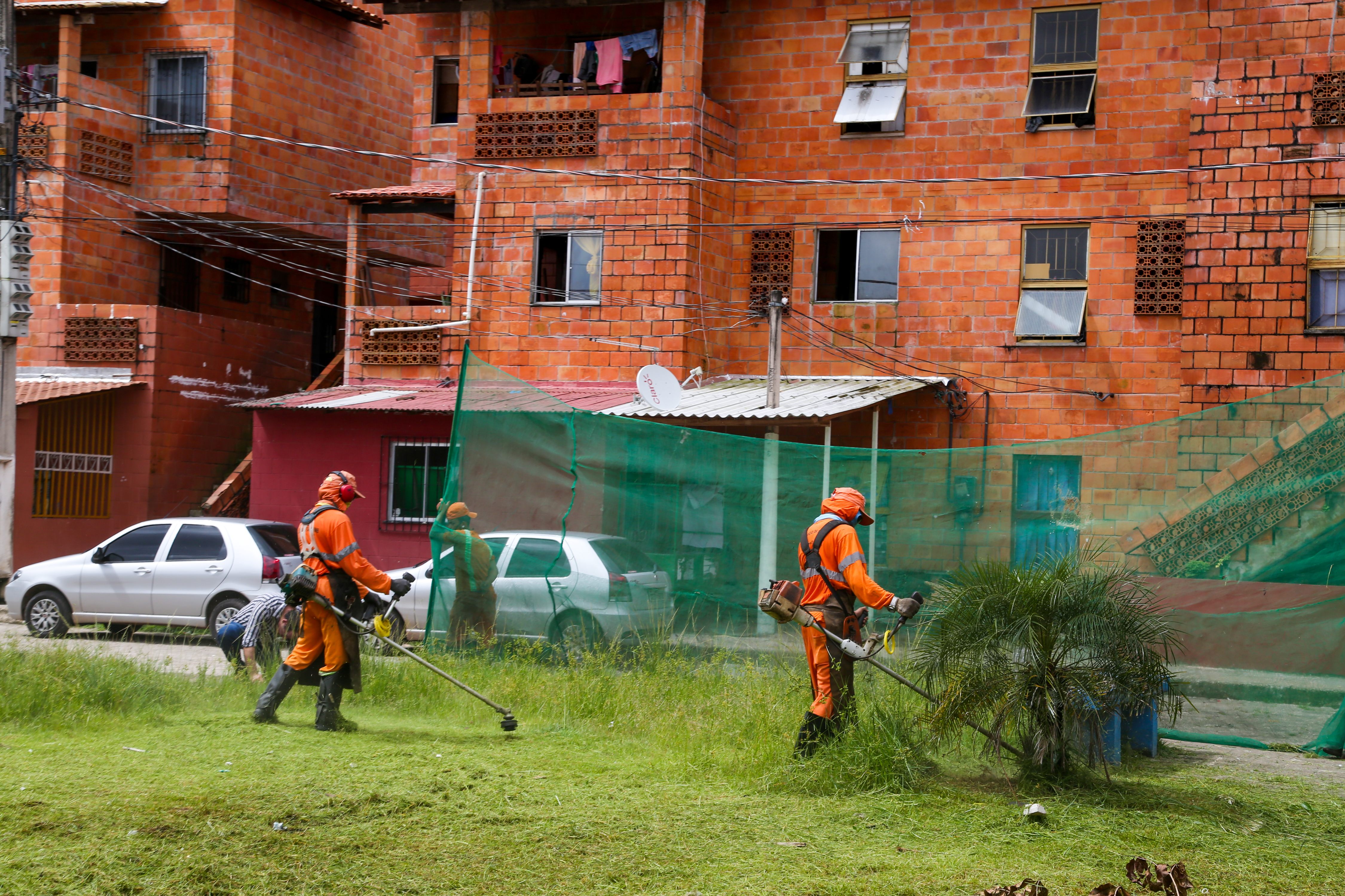 Mutirão de limpeza beneficia moradores da Vila da Barca