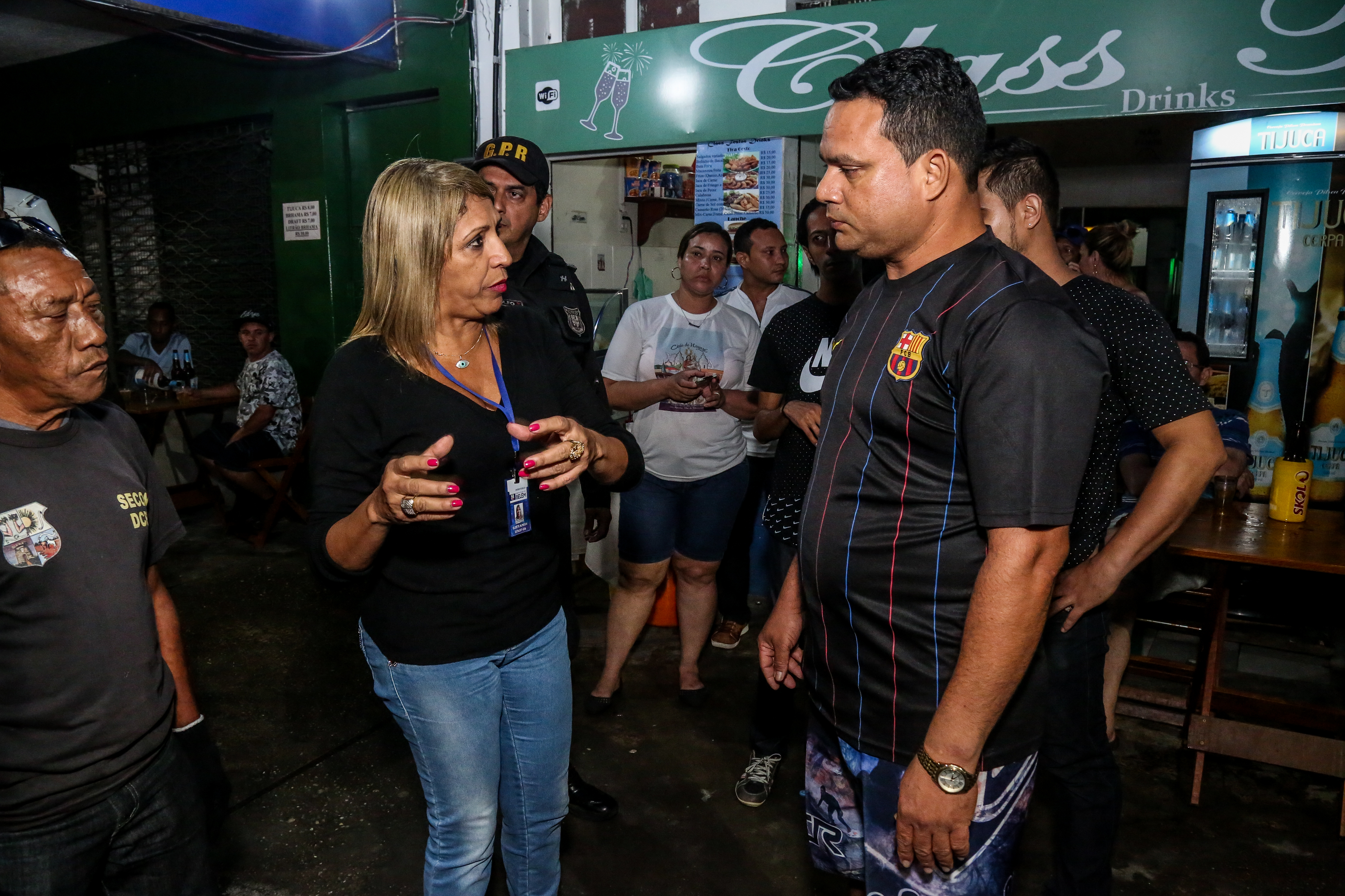 Ação de ordenamento em bares libera calçada para pedestres