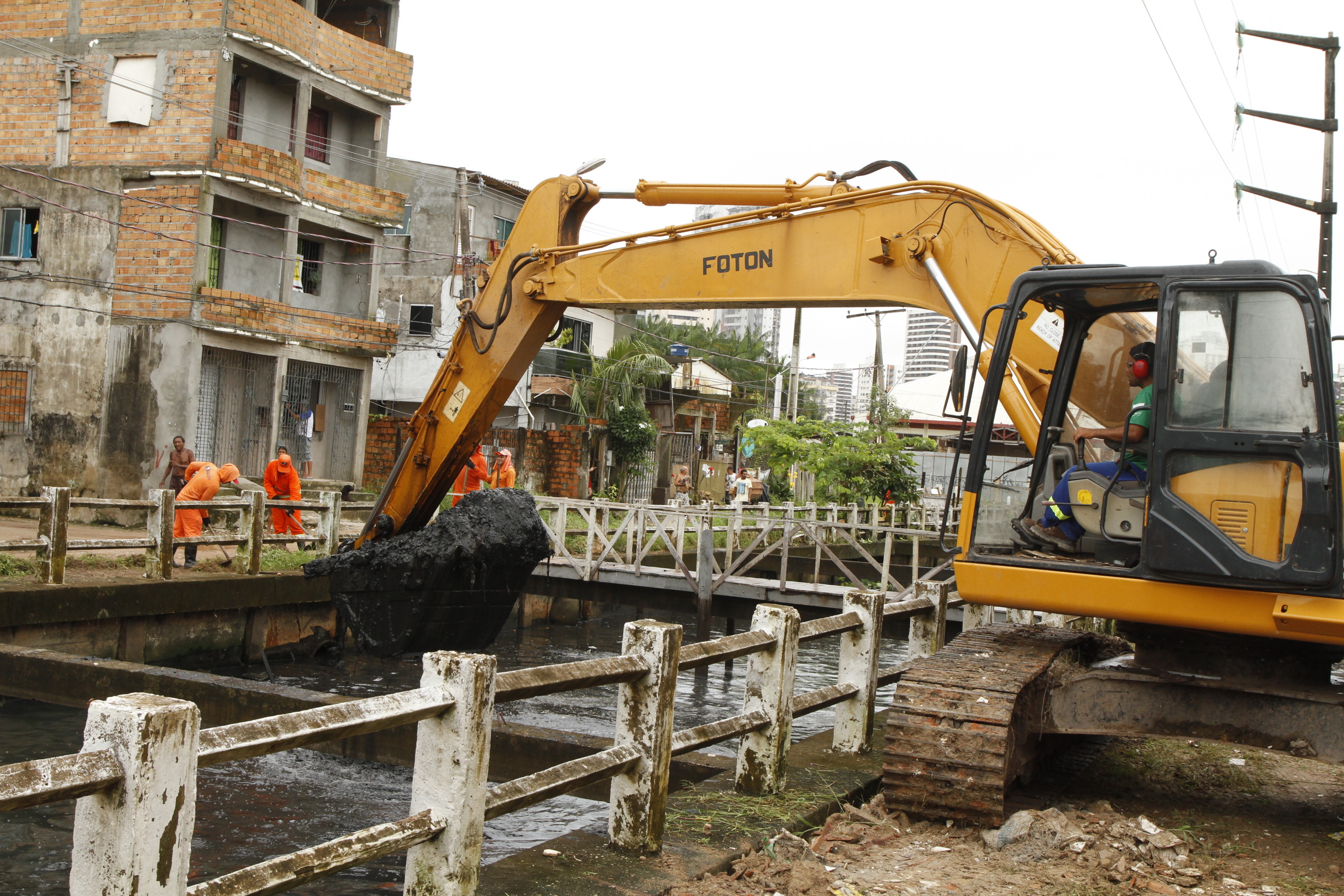 Prefeitura intensifica ações de limpeza e dragagem de canais