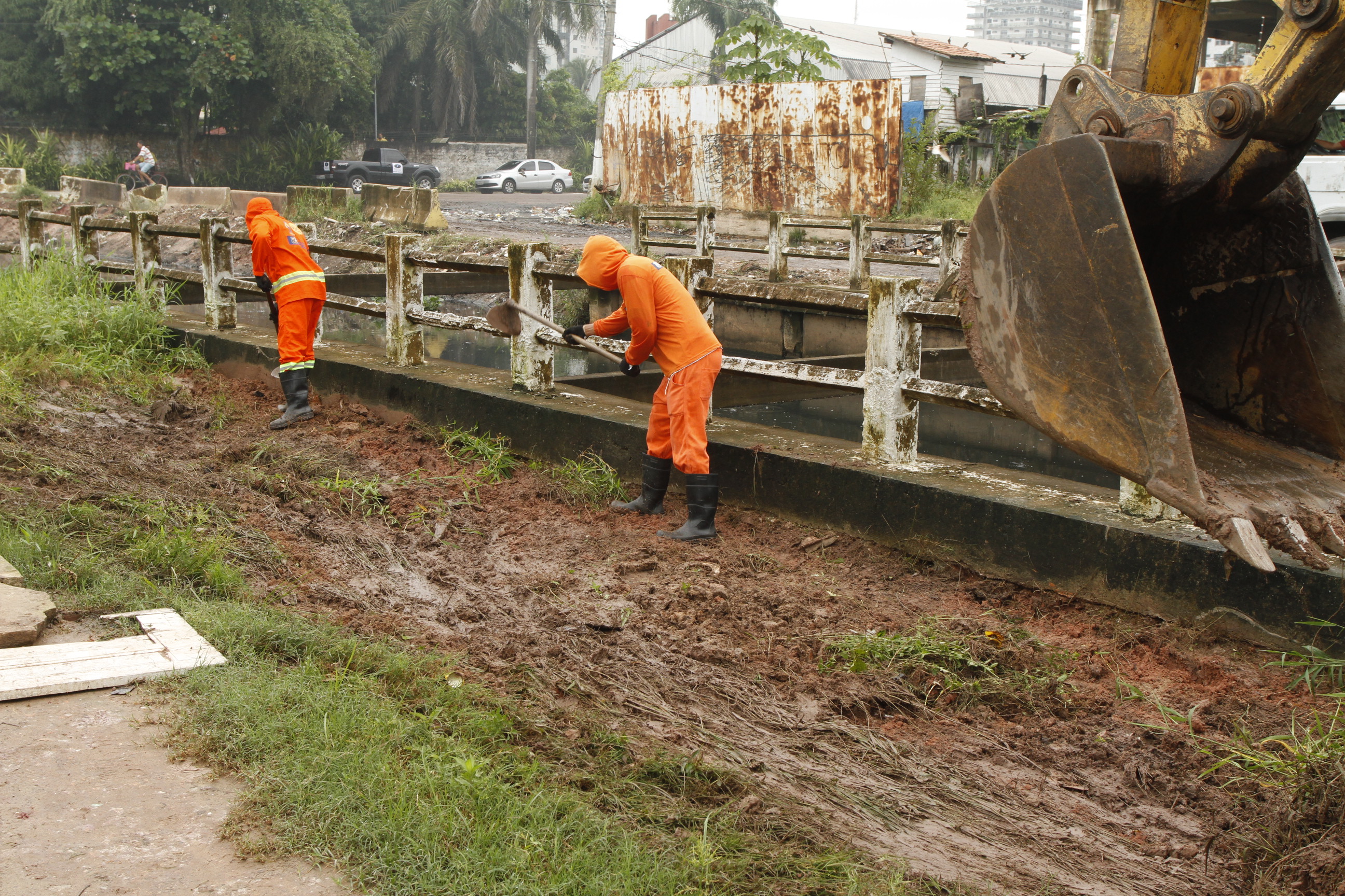 Prefeitura intensifica ações de limpeza e dragagem de canais