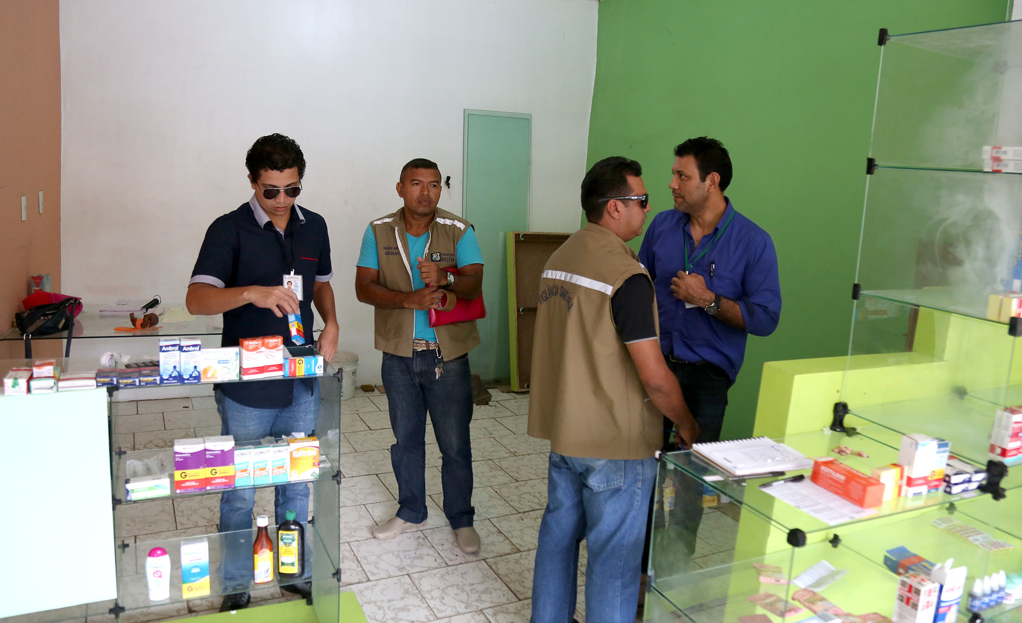Vigilância sanitária apreende 350kg de medicamentos em farmácias irregulares