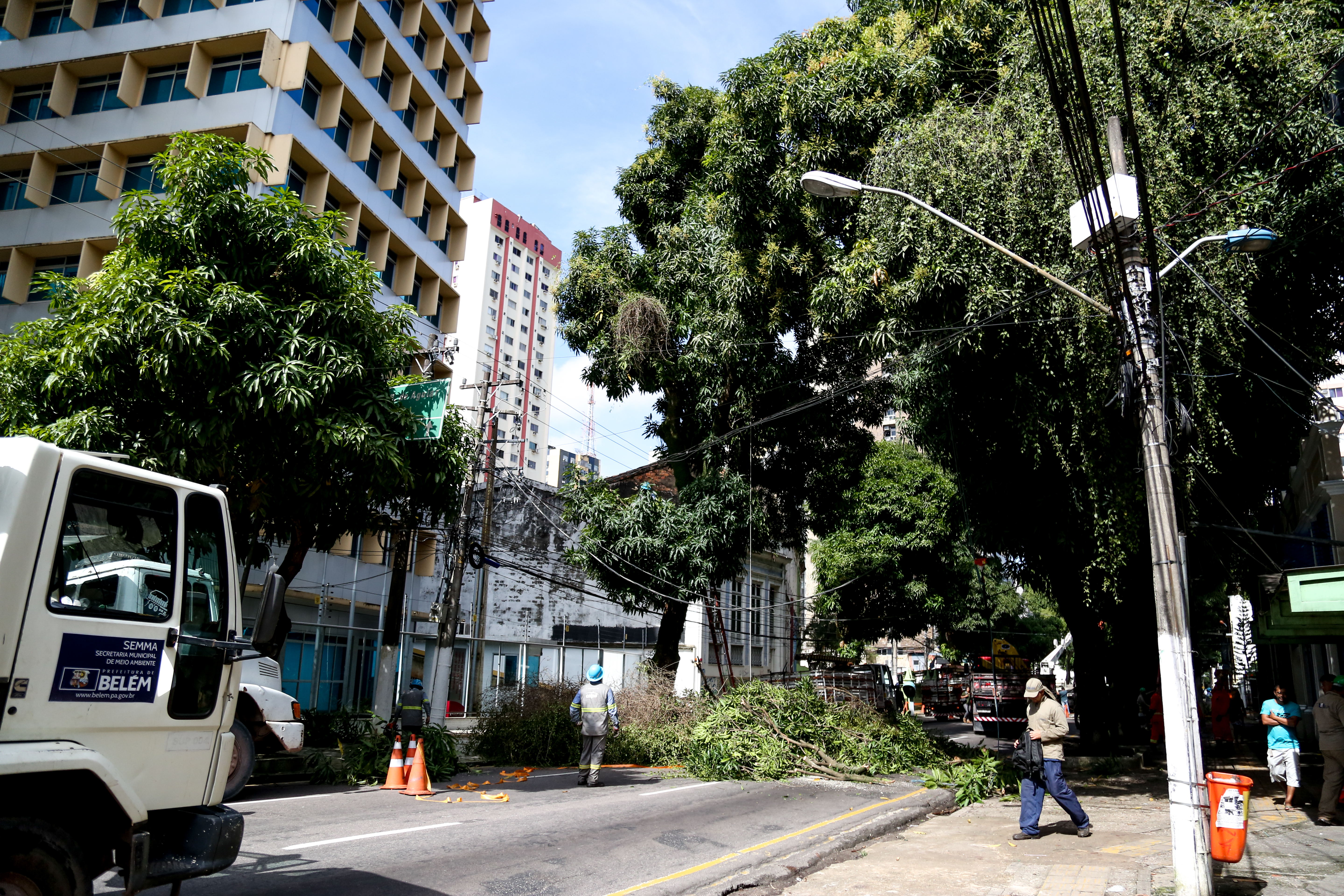 Prefeitura prossegue com os serviços de podagem em pontos estratégicos