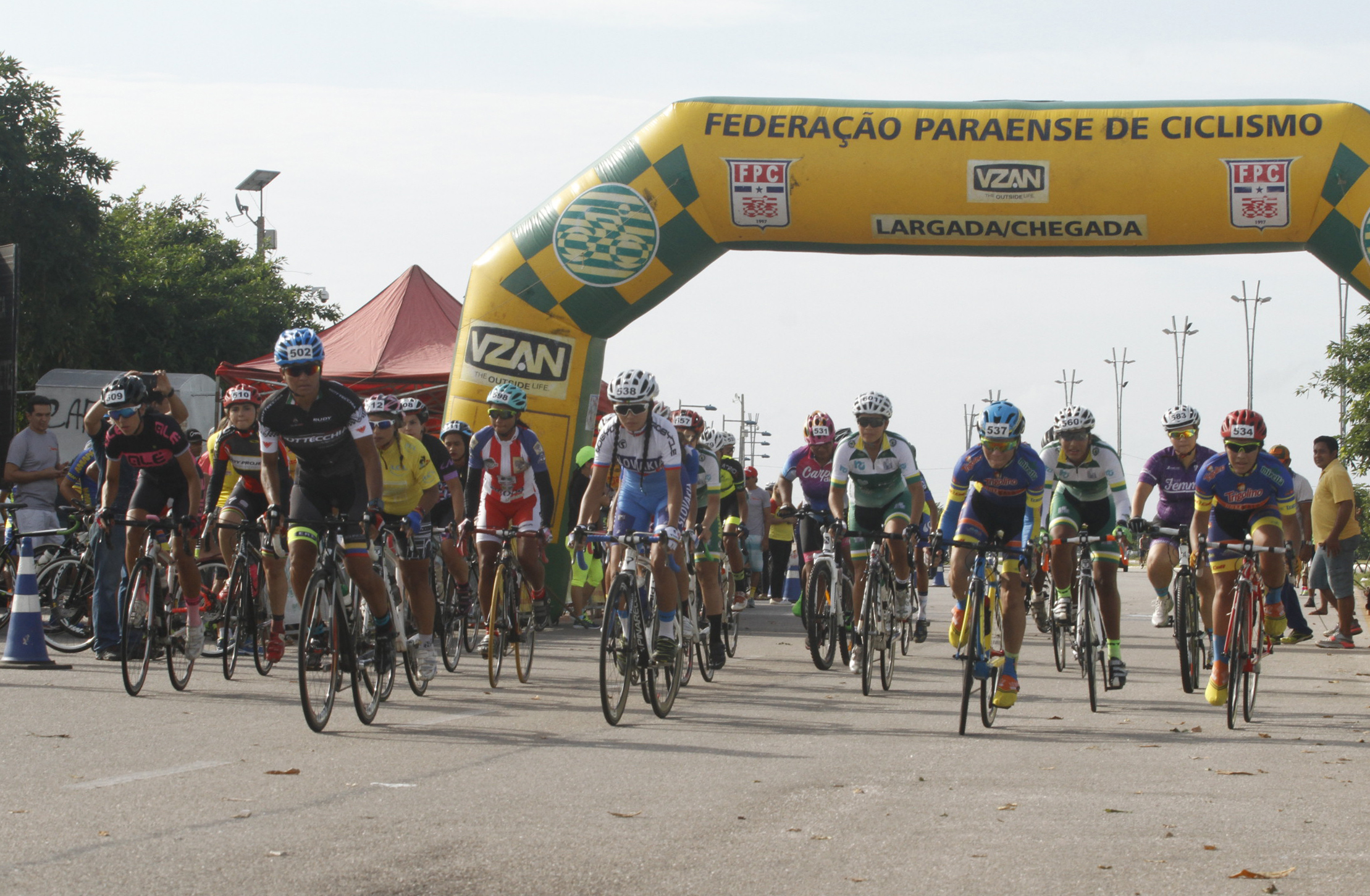 Quatrocentos atletas disputam a IX Copa Seel de Ciclismo no Portal da Amazônia