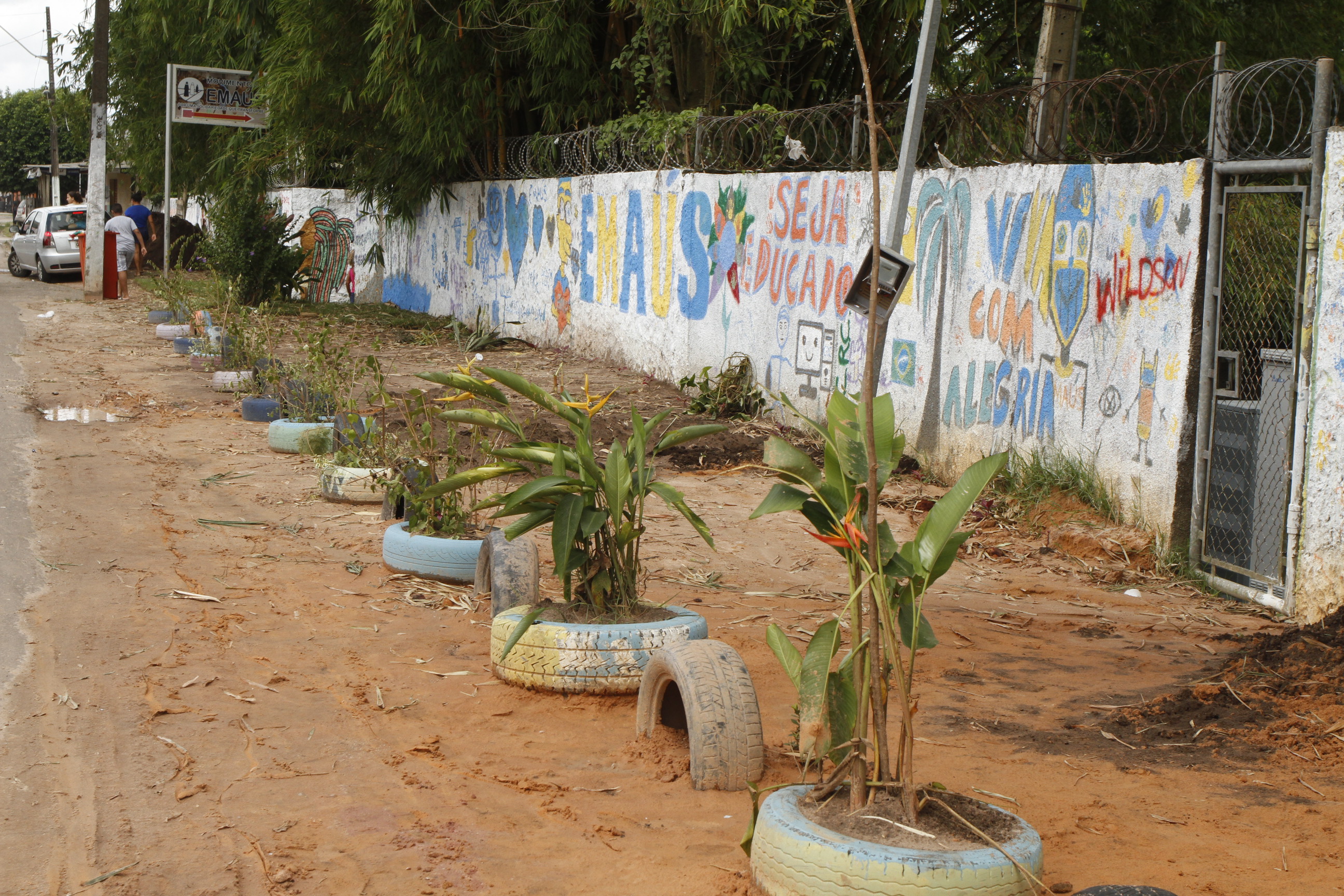 Parceria do Movimento de Emaús com a Prefeitura transforma espaço público no Benguí