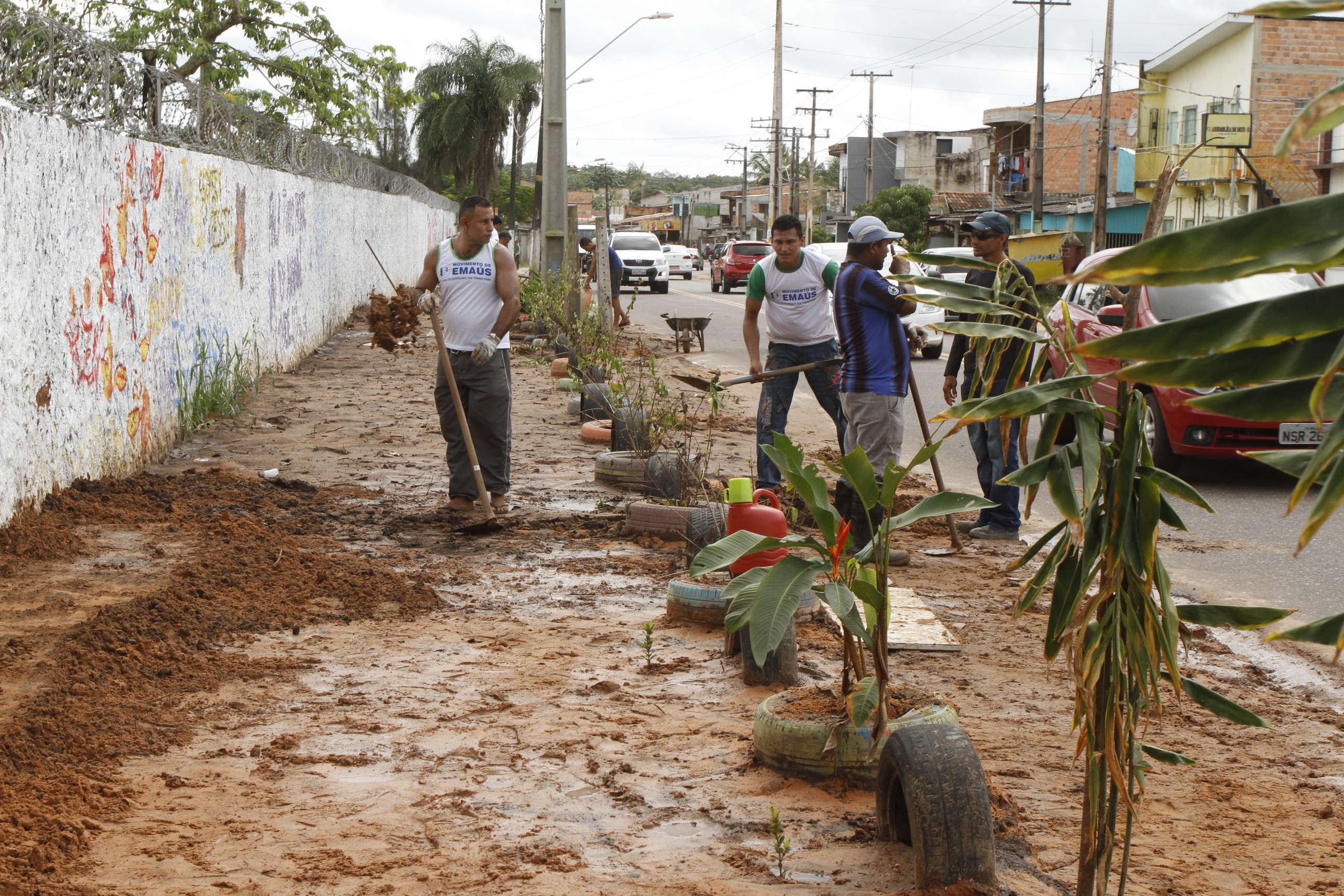 Parceria do Movimento de Emaús com a Prefeitura transforma espaço público no Benguí