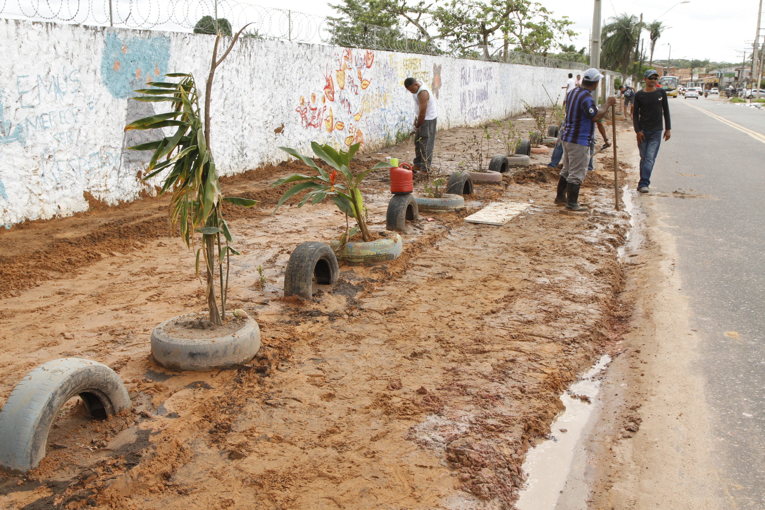Parceria do Movimento de Emaús com a Prefeitura transforma espaço público no Benguí