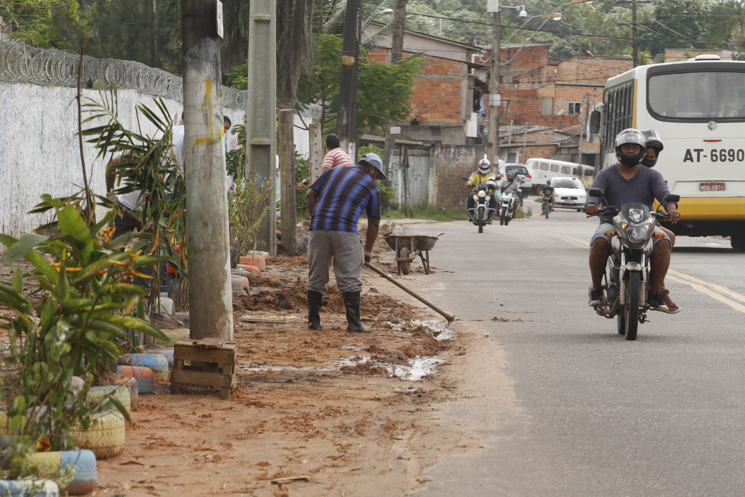 Parceria do Movimento de Emaús com a Prefeitura transforma espaço público no Benguí