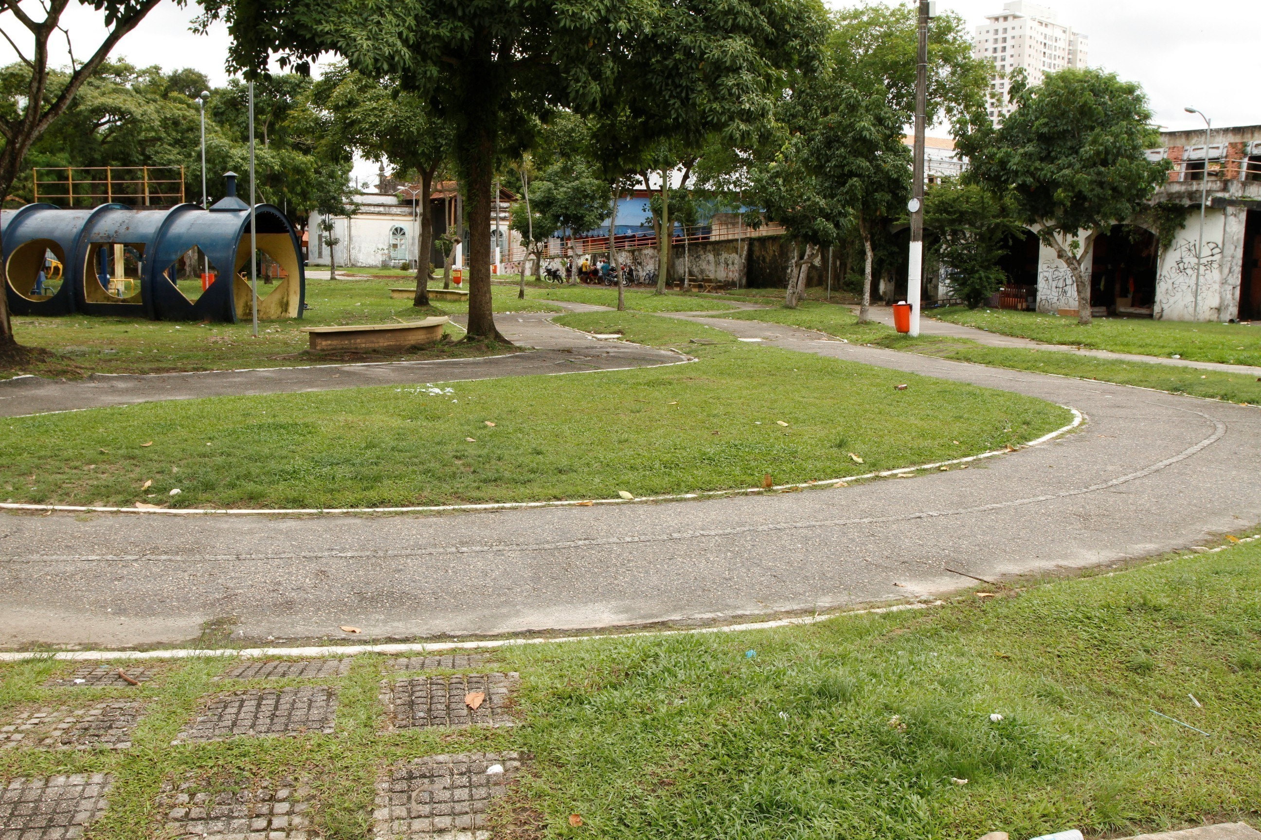 Parceria do Movimento de Emaús com a Prefeitura transforma espaço público no Benguí