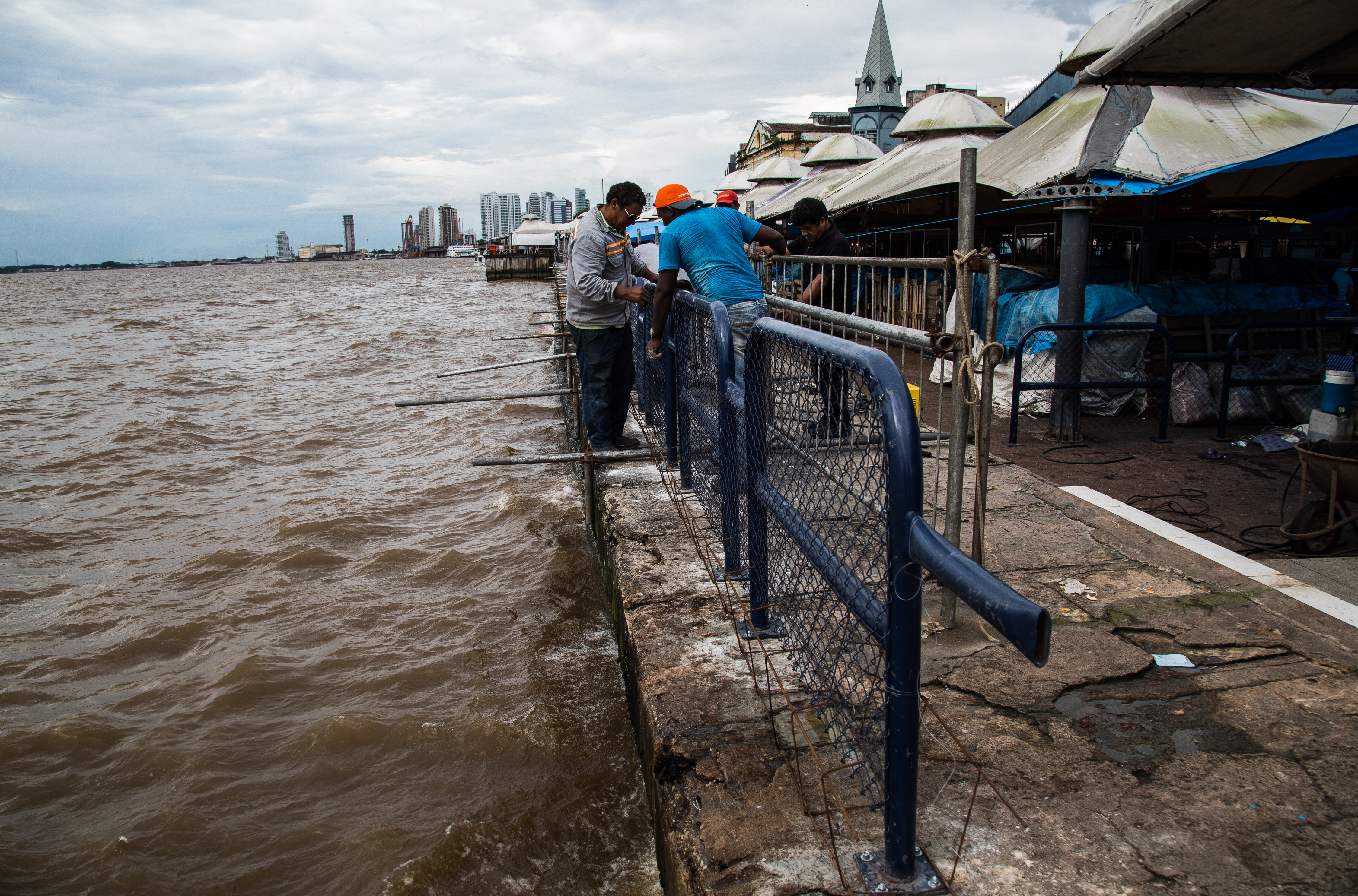 Prefeitura instala novo guarda-corpo no Ver-o-Peso