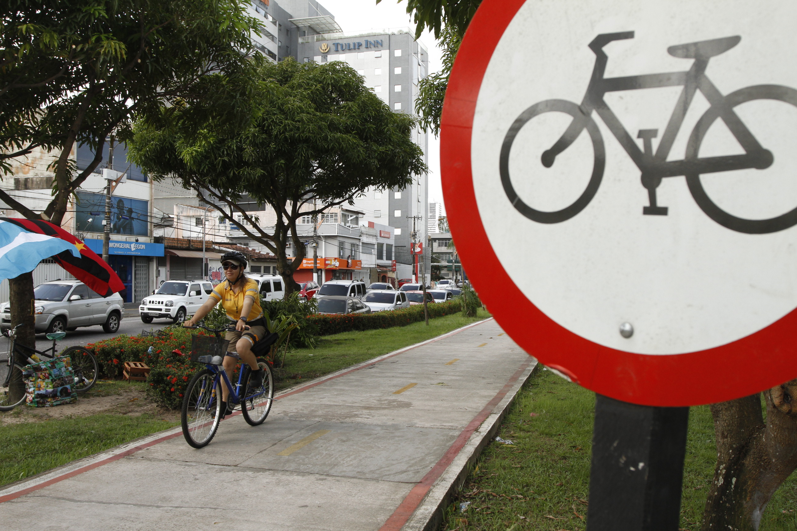 Agentes de trânsito ciclistas realizam operações especiais nas ciclovias de Belém