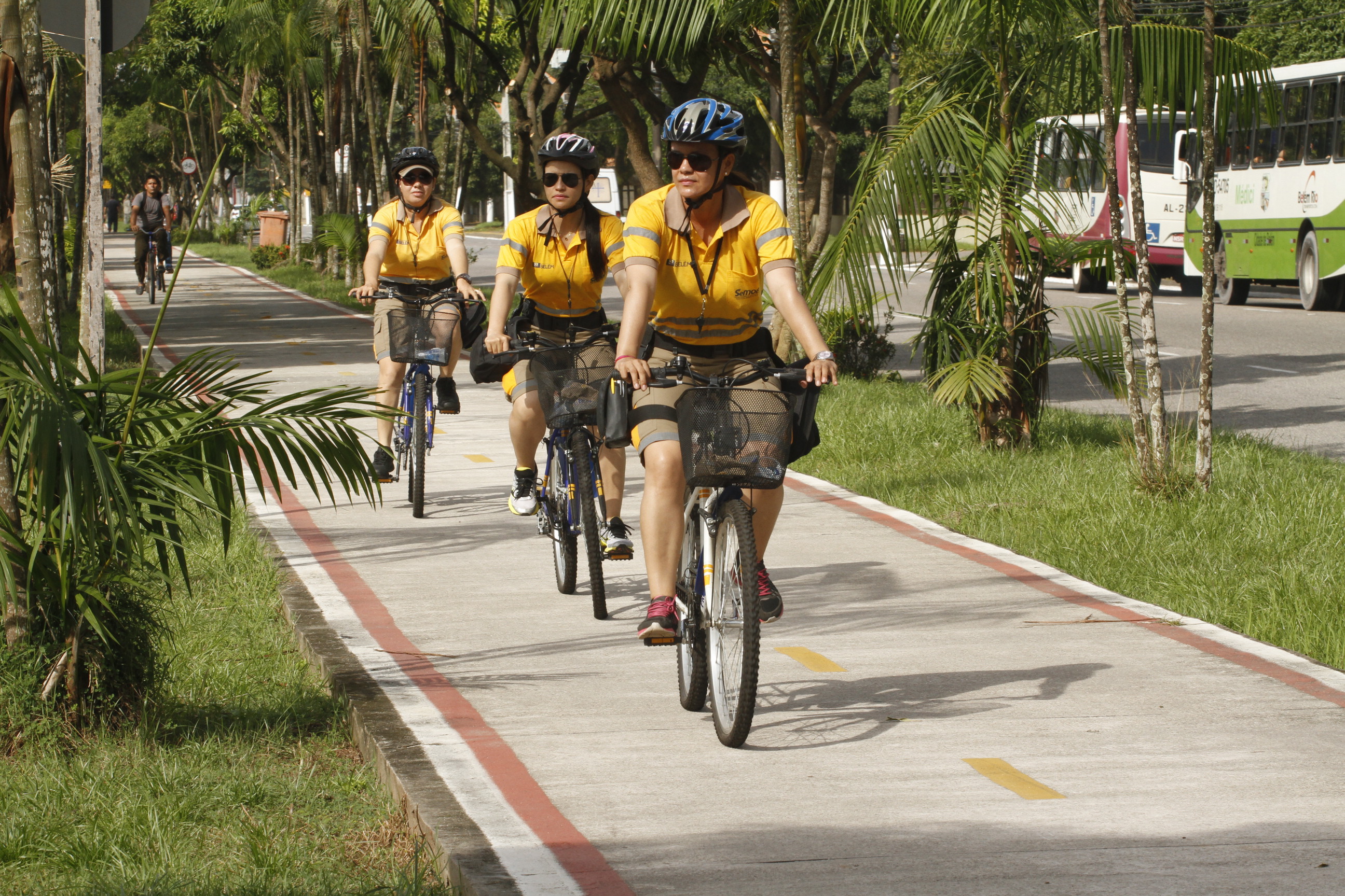 Agentes de trânsito ciclistas realizam operações especiais nas ciclovias de Belém