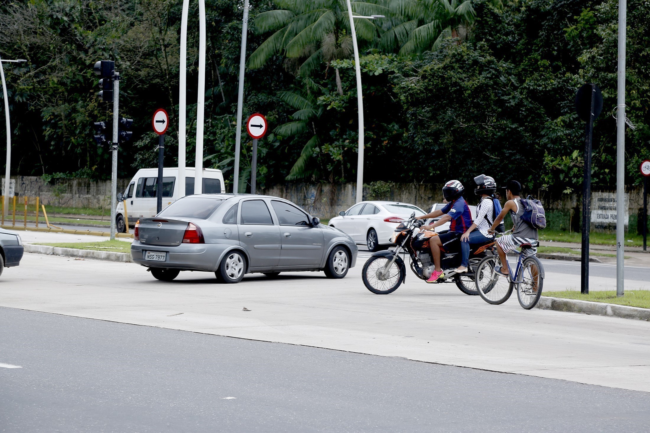 Fiscalização da prefeitura flagra imprudência na pista do BRT 